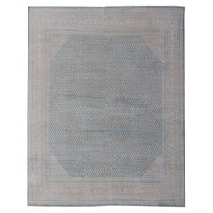 Tappeto Tabriz persiano antico dal design minimalista con toni smorzati blu e crema
