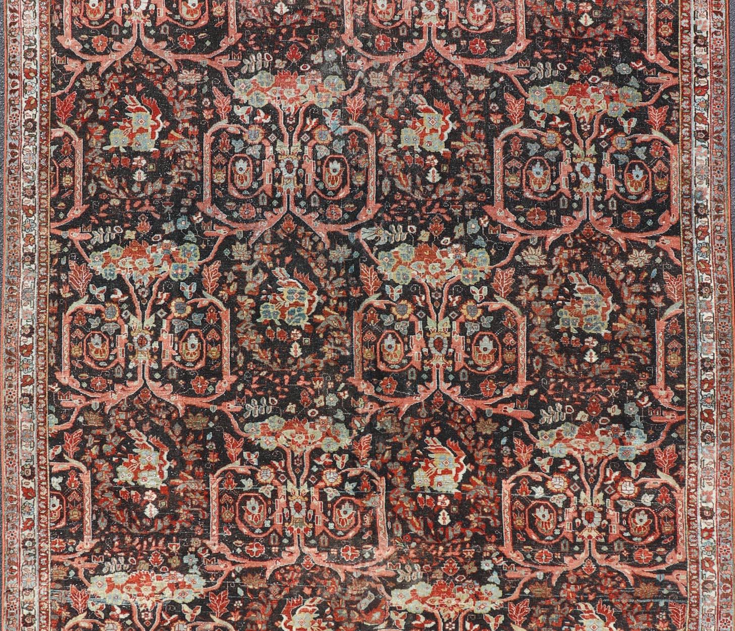 Misure: 7'9 x 13'10 
Antico tappeto persiano Tabriz con motivi botanici ornati e rosso 7'9 x 13'10. Keivan Woven Arts/ tappeto/W22-0806, paese d'origine/tipo: Iran / Sultanabad, circa 1900.

Questo splendido tappeto Tabriz persiano antico presenta