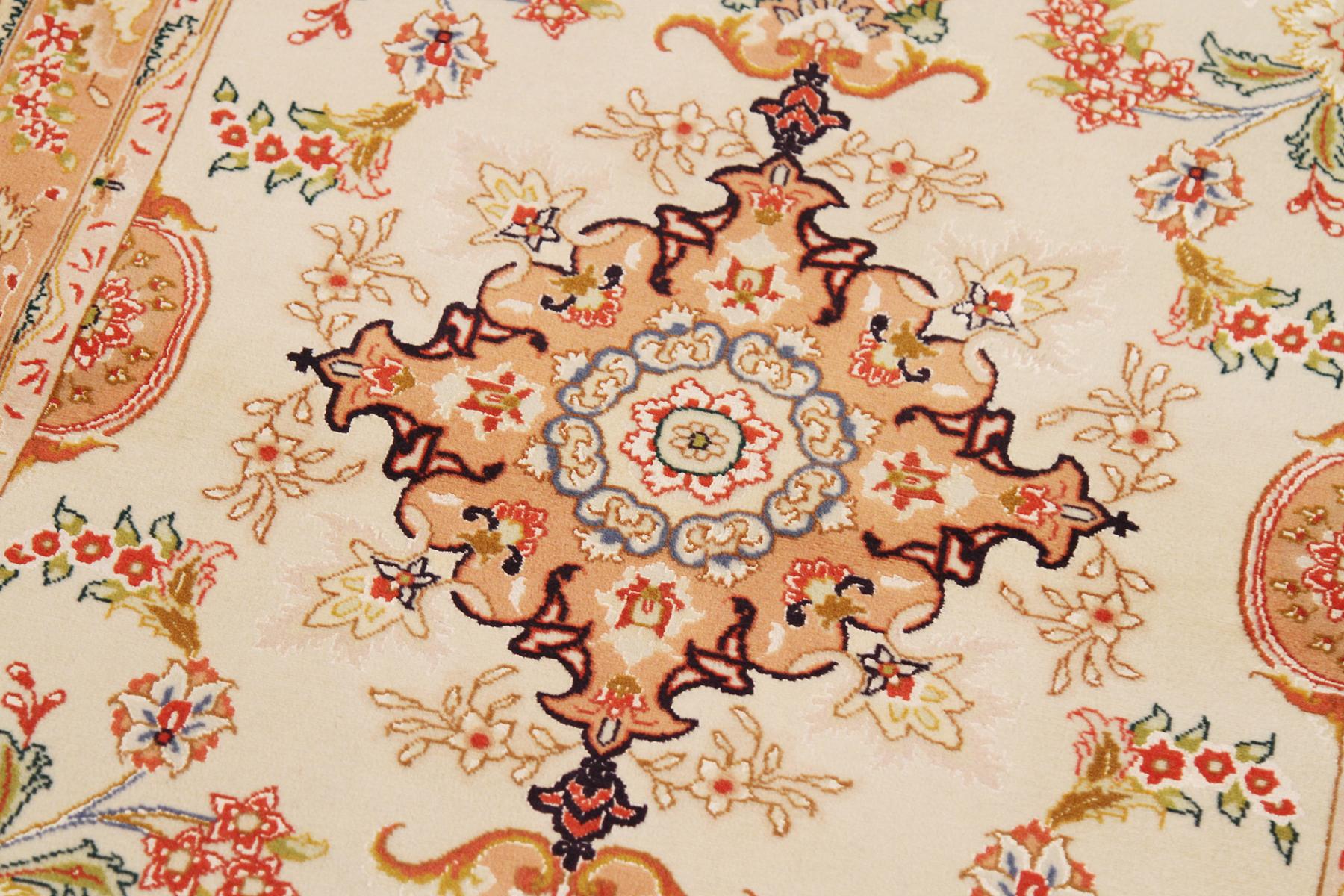 Antiker persischer Täbris-Teppich mit roten und braunen Blumendetails auf elfenbeinfarbenem Feld (Tabriz) im Angebot