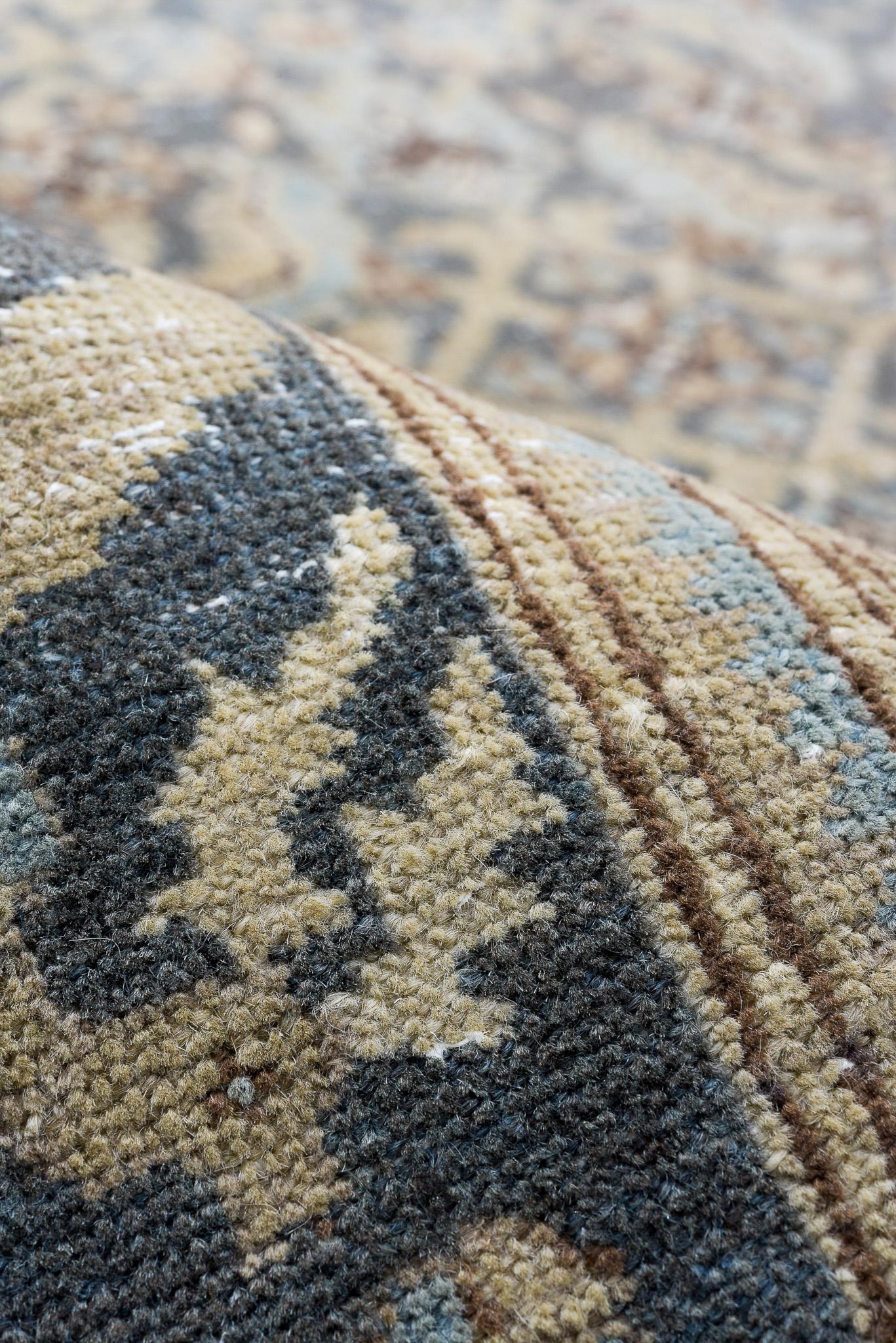 Perse Tapis persan ancien de Tabriz avec un riche médaillon floral en vert moussu sablé en vente