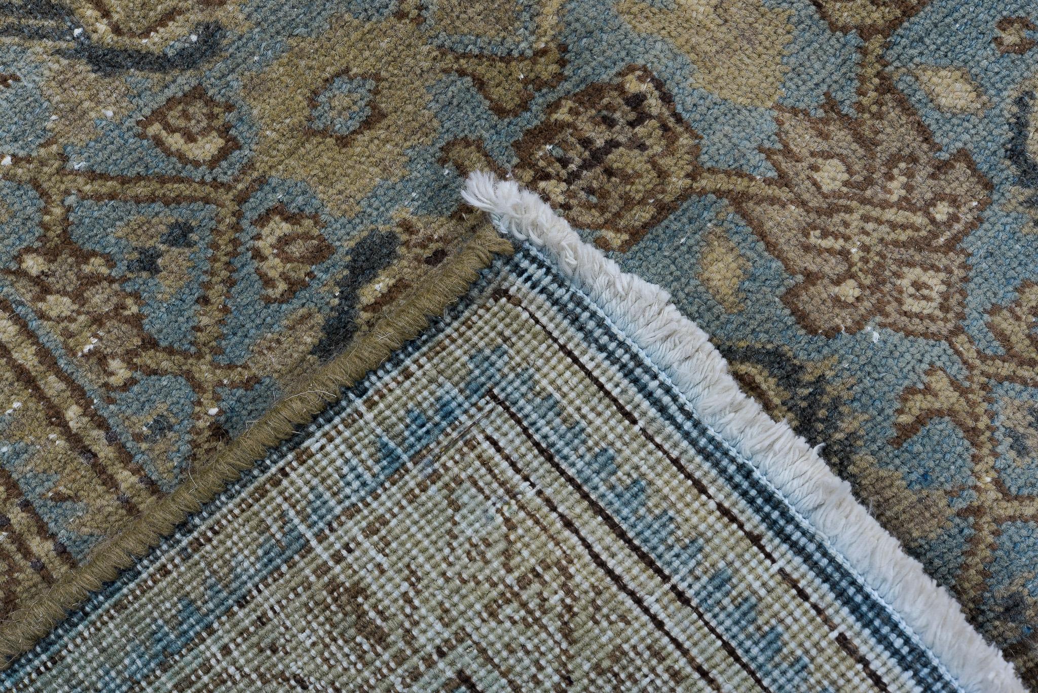 Tapis persan ancien de Tabriz avec un riche médaillon floral en vert moussu sablé Excellent état - En vente à New York, NY
