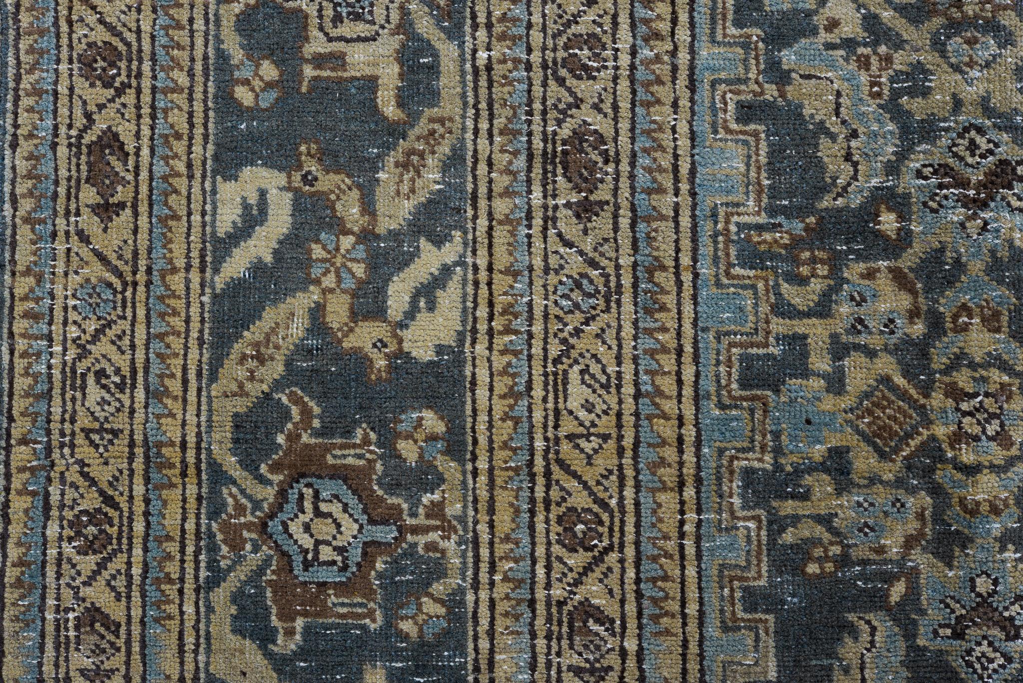 20ième siècle Tapis persan ancien de Tabriz avec un riche médaillon floral en vert moussu sablé en vente