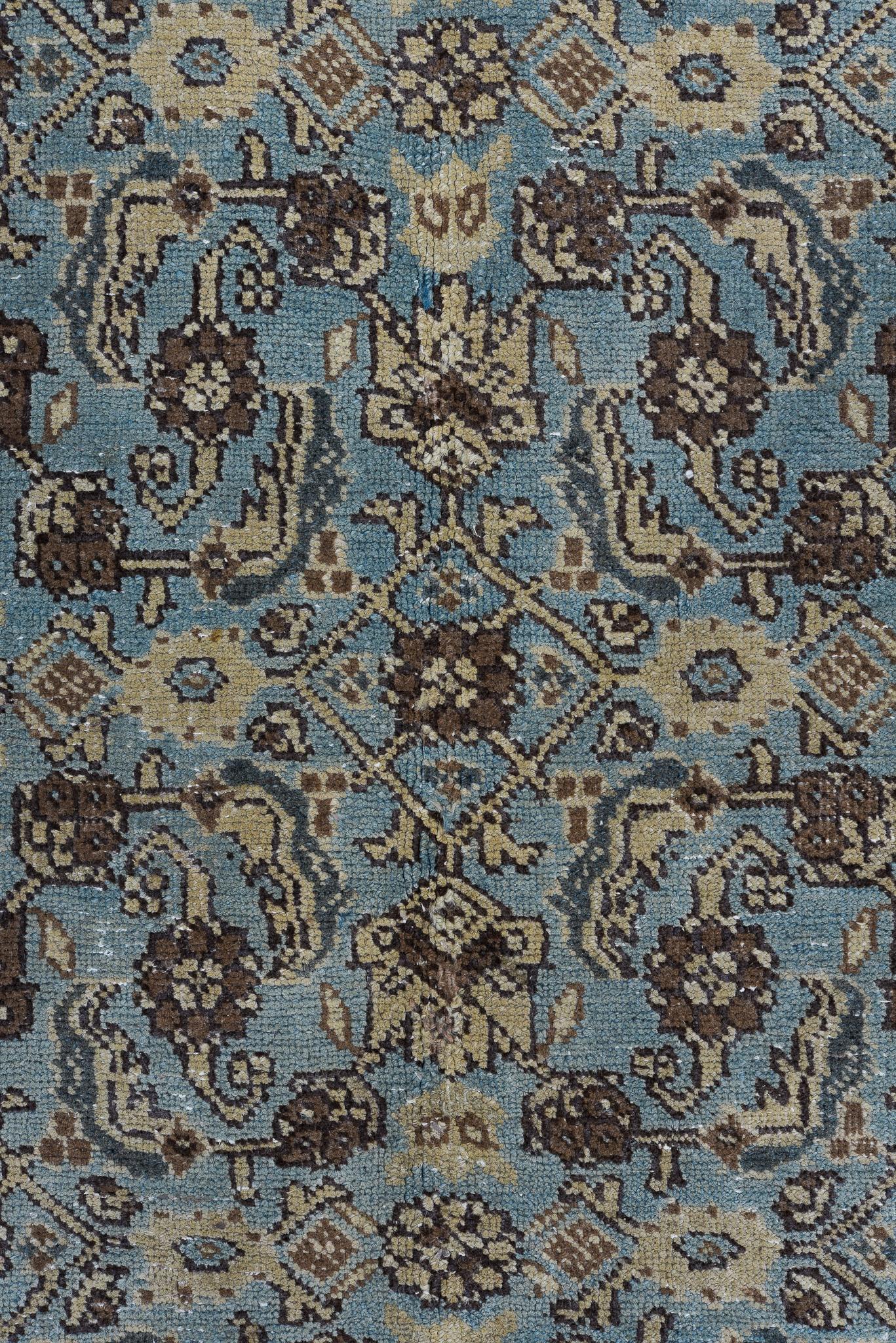 Laine Tapis persan ancien de Tabriz avec un riche médaillon floral en vert moussu sablé en vente