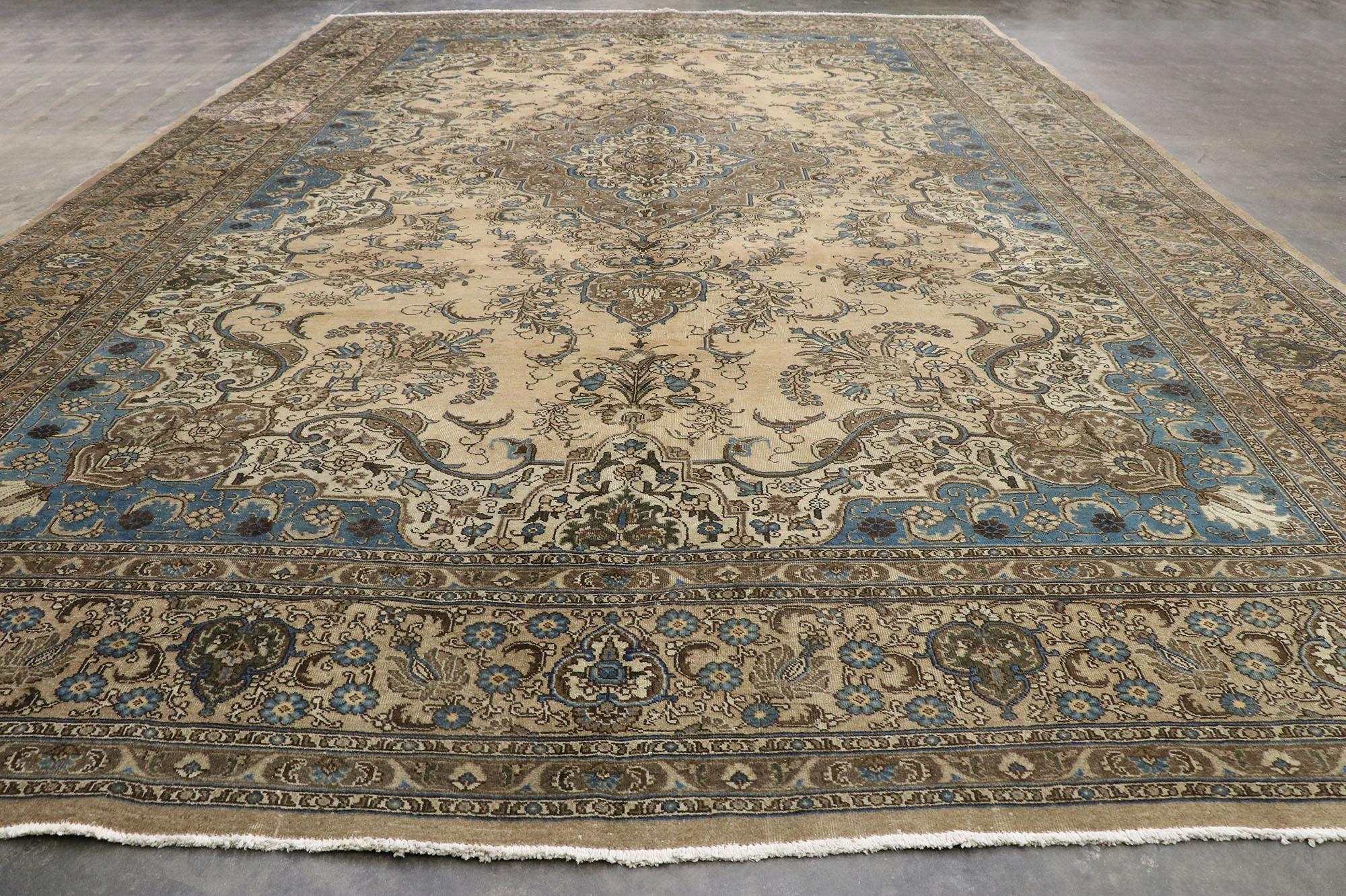 Laine Tapis persan ancien de Tabriz avec un style rustique de cottage français en vente