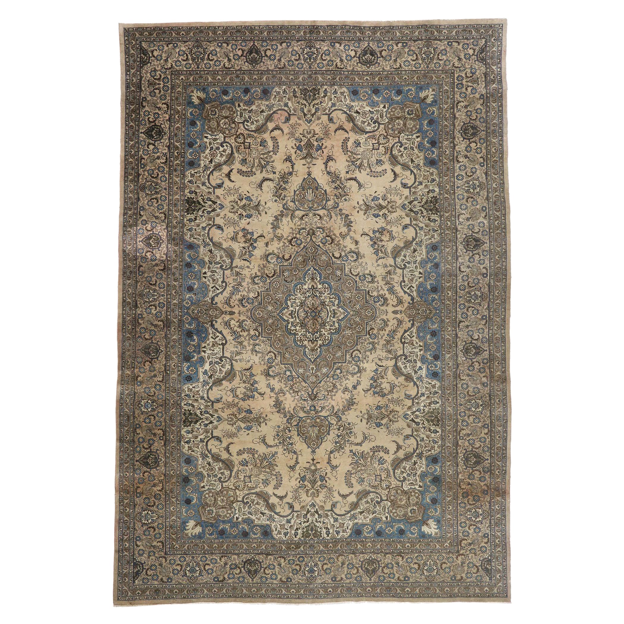 Tappeto persiano antico Tabriz con stile rustico francese Cottage