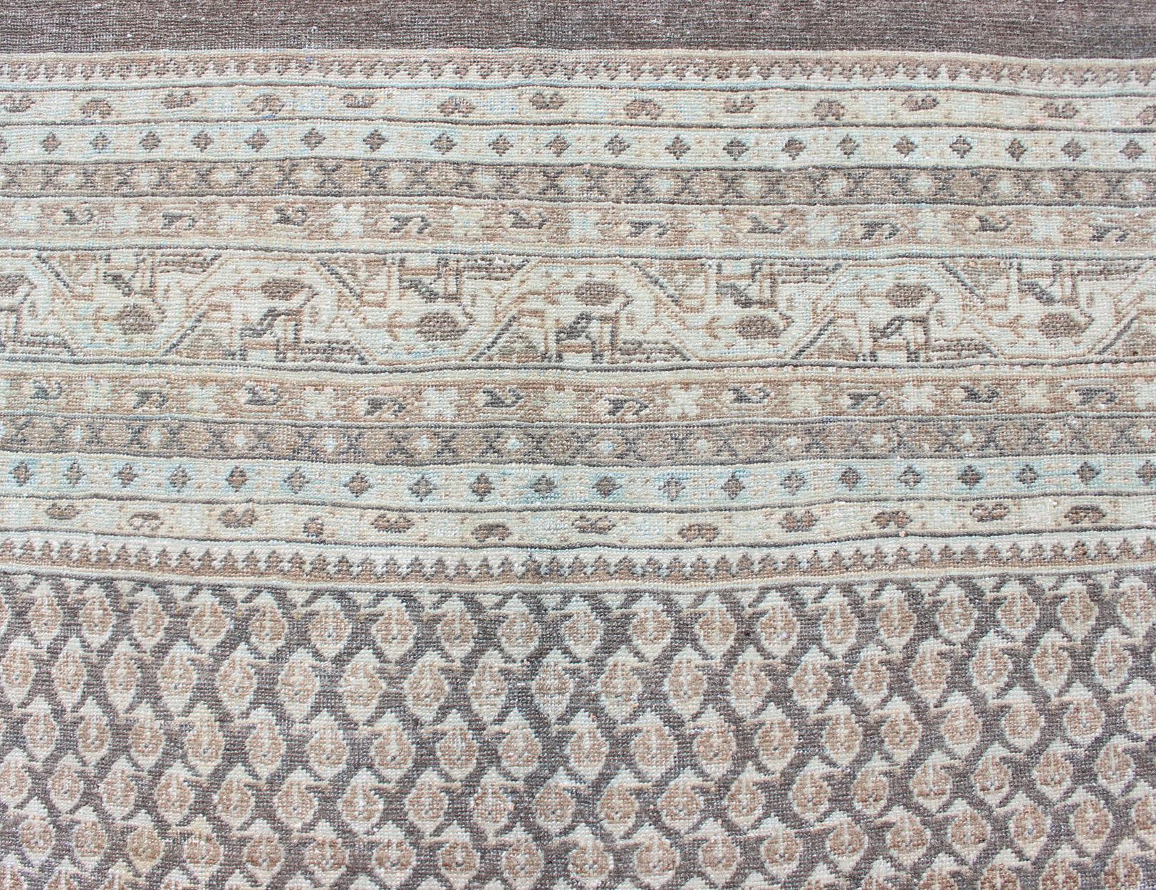 Tapis persan ancien de Tabriz avec un design à petite échelle sur toute sa surface et un fond gris en vente 3
