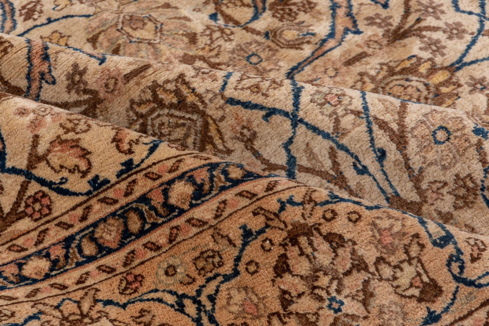 Subtile florale Motive in Beige mit einem Hauch von Braun verleihen diesem antiken persischen Täbris-Teppich seine ruhige Eleganz. Die neutrale Farbpalette und das raffinierte Design machen ihn zu einem vielseitigen Stück für jeden Raum.