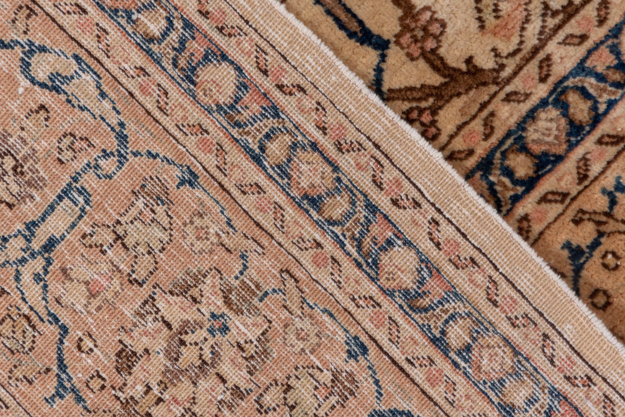 Antiker persischer Täbriz-Teppich mit subtilem Blumenmotiv in Beige mit einem Hauch von Brown (Tabriz) im Angebot