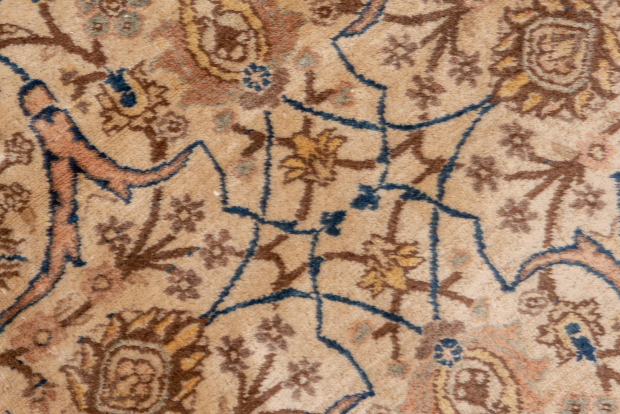 Antiker persischer Täbriz-Teppich mit subtilem Blumenmotiv in Beige mit einem Hauch von Brown (Persisch) im Angebot