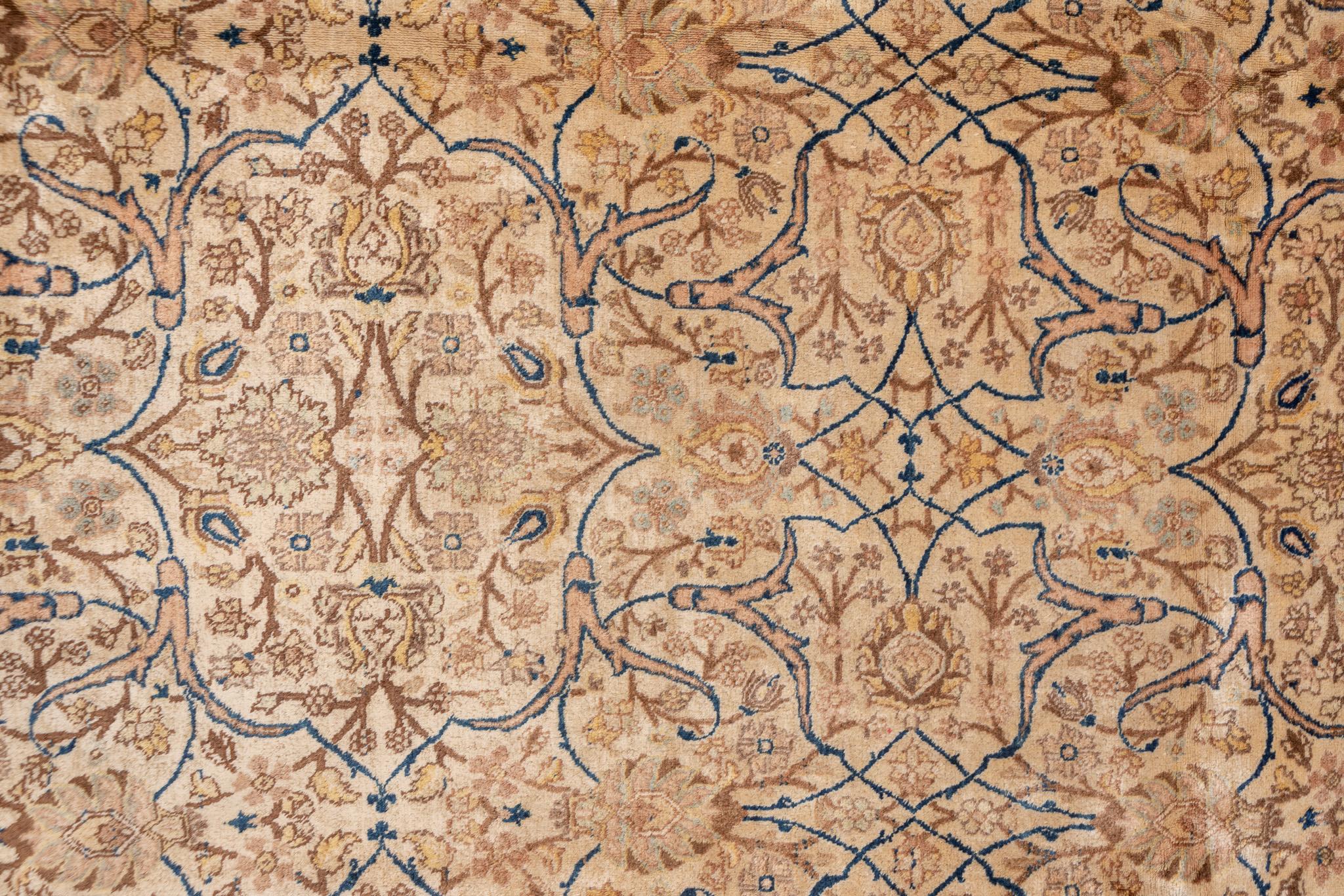 Antiker persischer Täbriz-Teppich mit subtilem Blumenmotiv in Beige mit einem Hauch von Brown im Zustand „Hervorragend“ im Angebot in New York, NY
