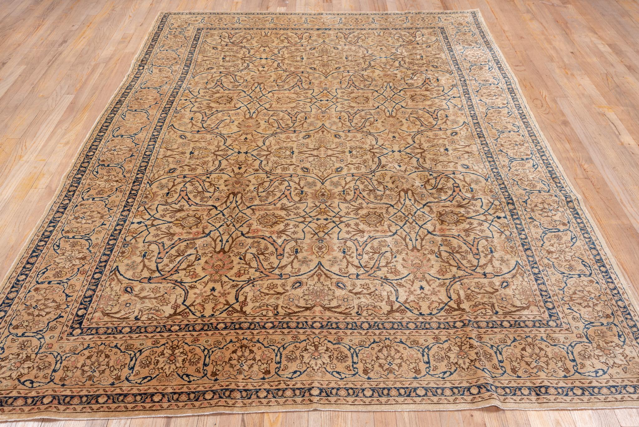Antiker persischer Täbriz-Teppich mit subtilem Blumenmotiv in Beige mit einem Hauch von Brown (20. Jahrhundert) im Angebot