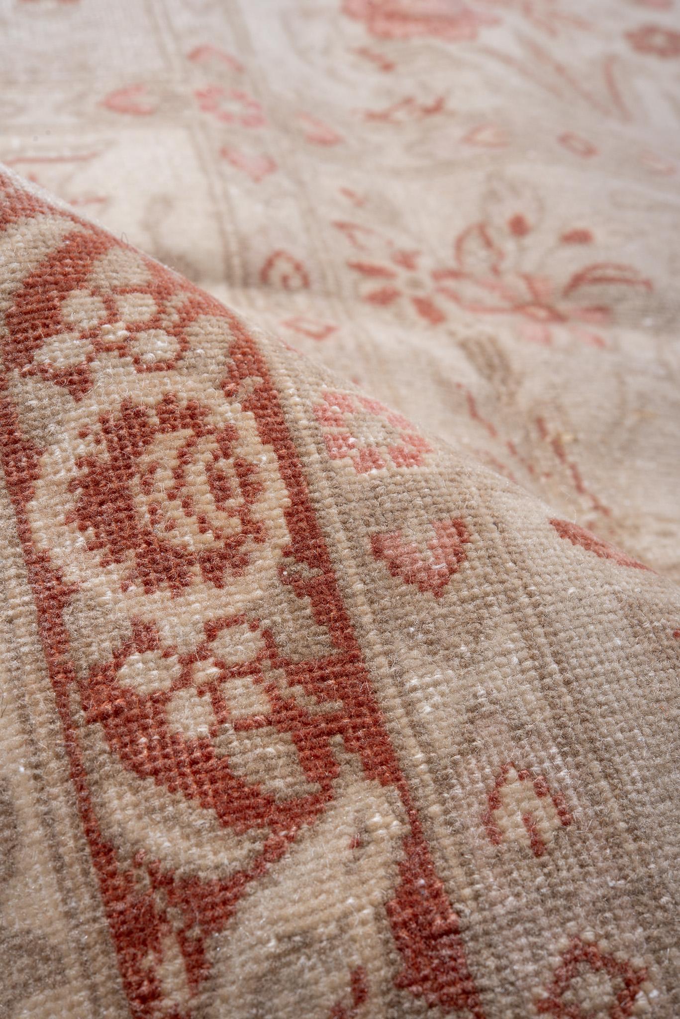 Ce tapis Tabriz persan ancien présente un motif floral subtil dans des tons terreux, parfait pour créer une atmosphère sereine et accueillante. Son élégance discrète lui permet de s'intégrer parfaitement dans toutes les pièces qui ont besoin d'une