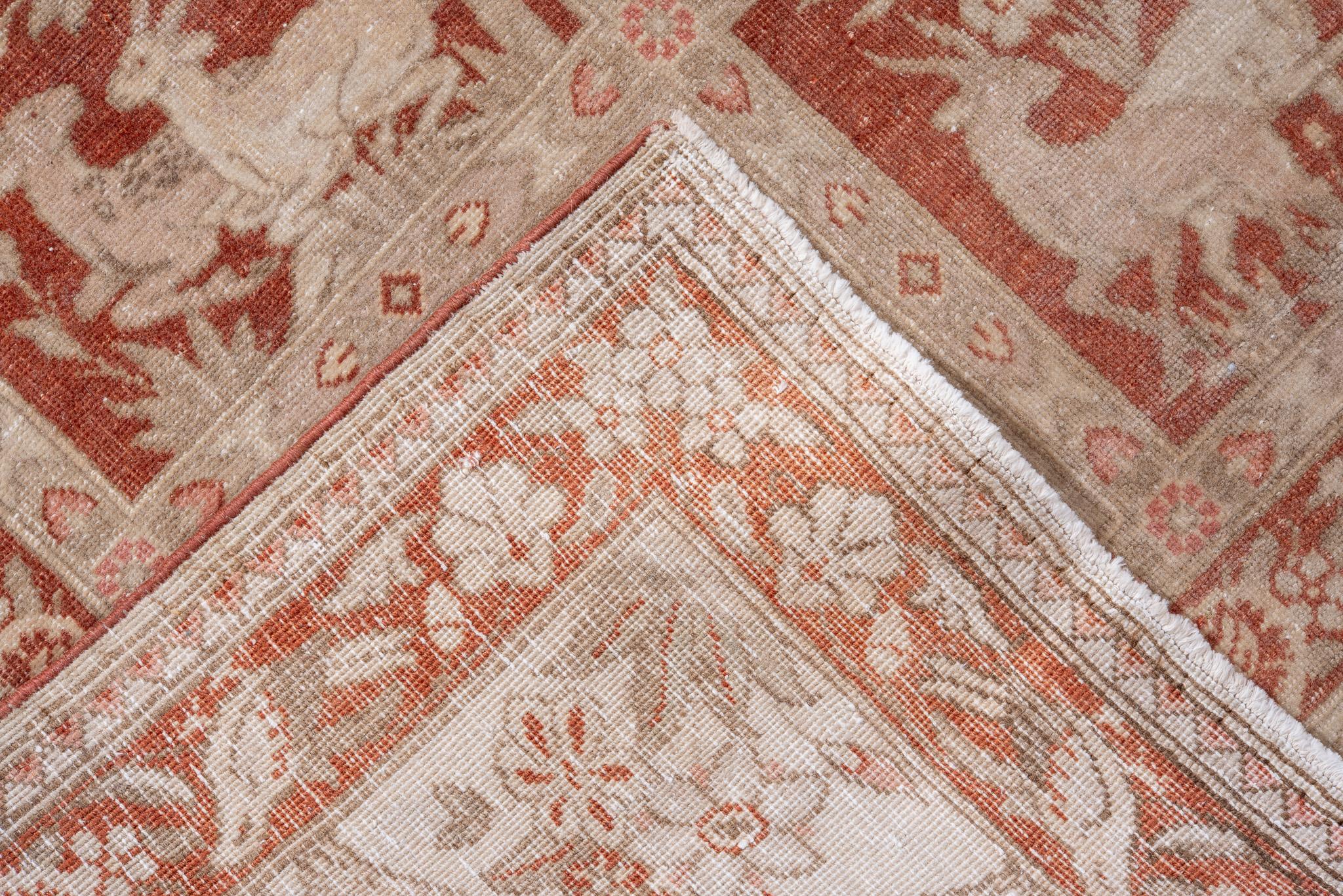 Tabriz Tapis tabriz persan ancien à motif floral subtil dans des tons terreux en vente