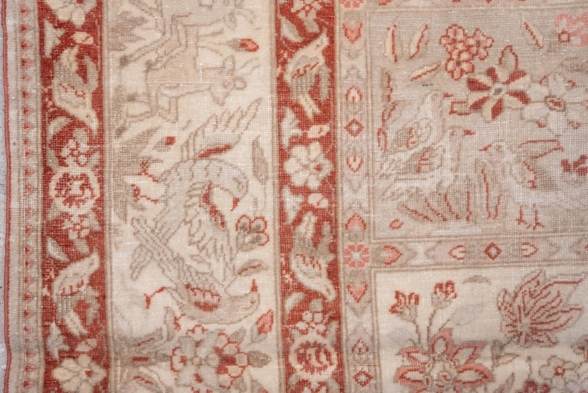 Perse Tapis tabriz persan ancien à motif floral subtil dans des tons terreux en vente