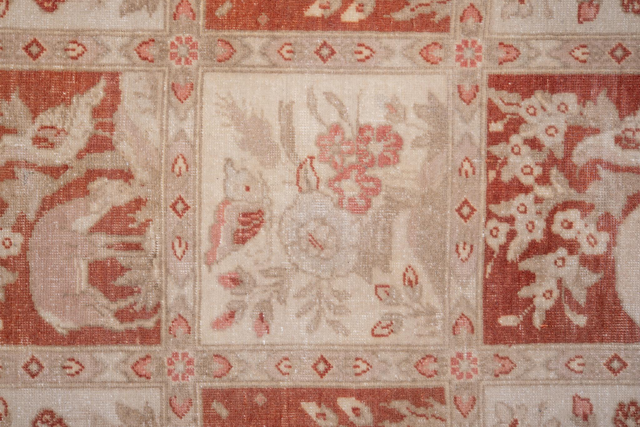 Tapis tabriz persan ancien à motif floral subtil dans des tons terreux Excellent état - En vente à New York, NY
