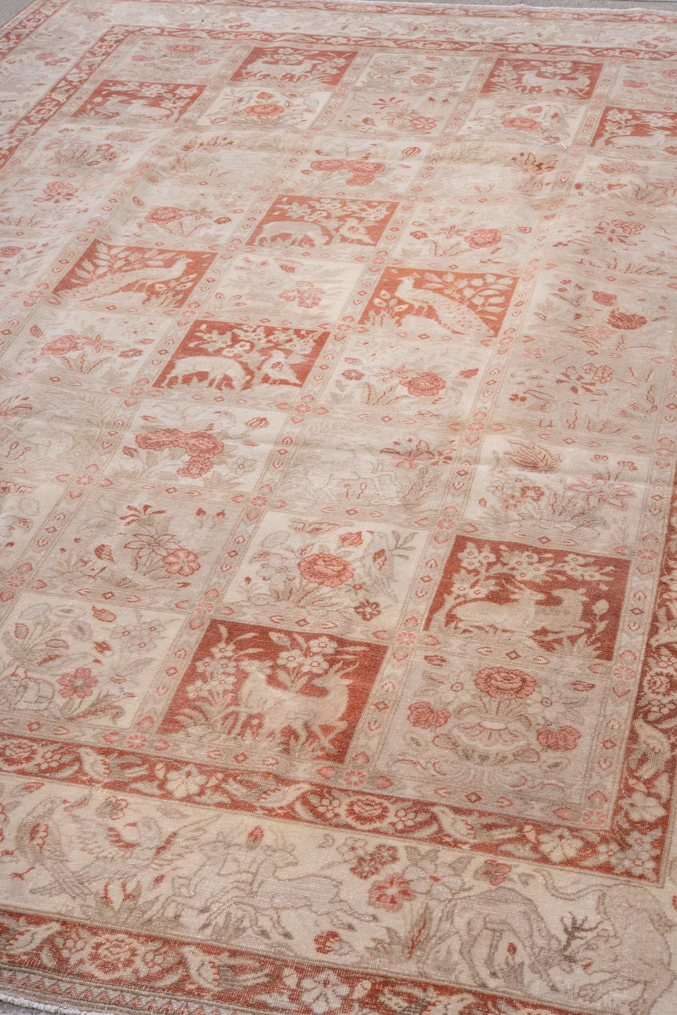 20ième siècle Tapis tabriz persan ancien à motif floral subtil dans des tons terreux en vente