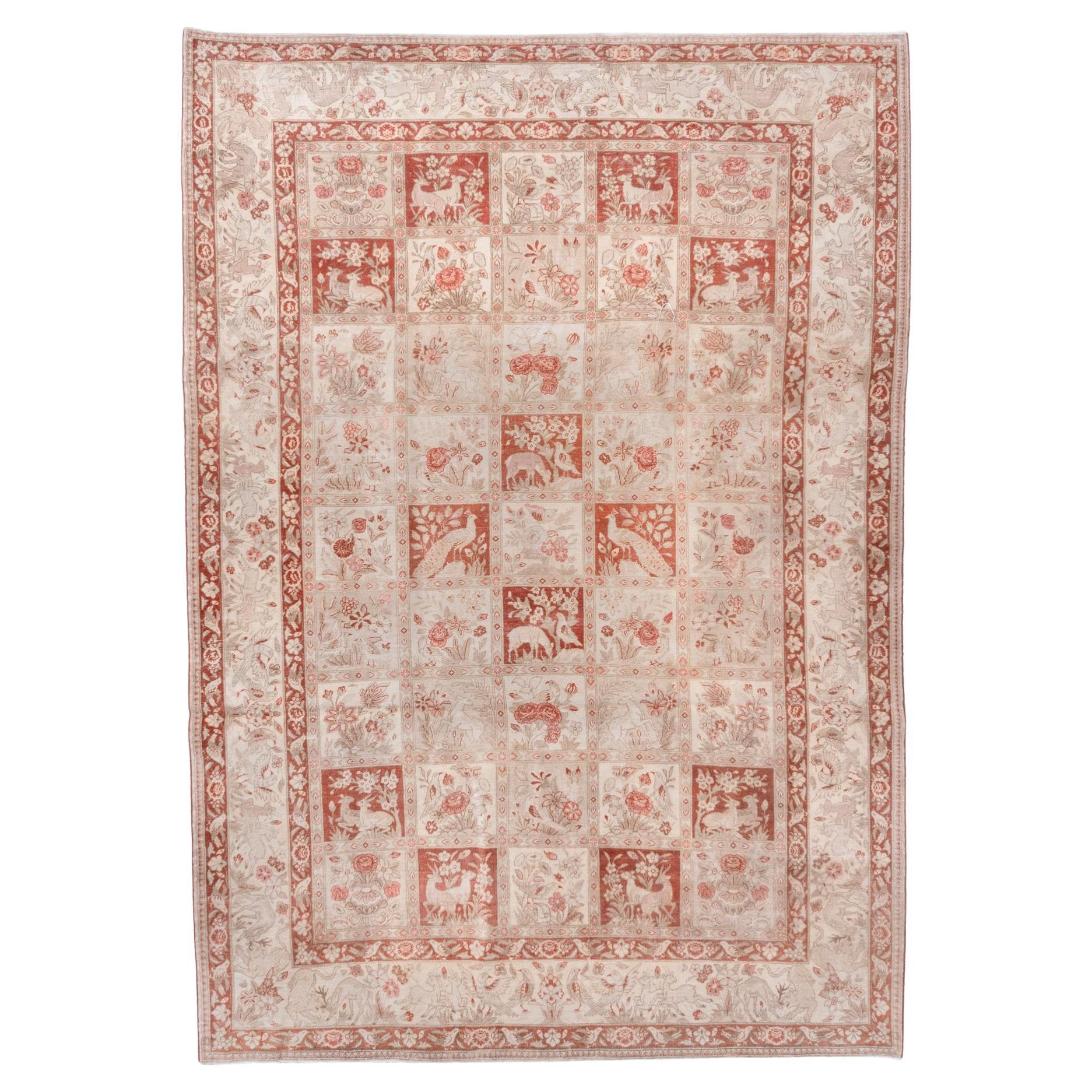 Tapis tabriz persan ancien à motif floral subtil dans des tons terreux en vente