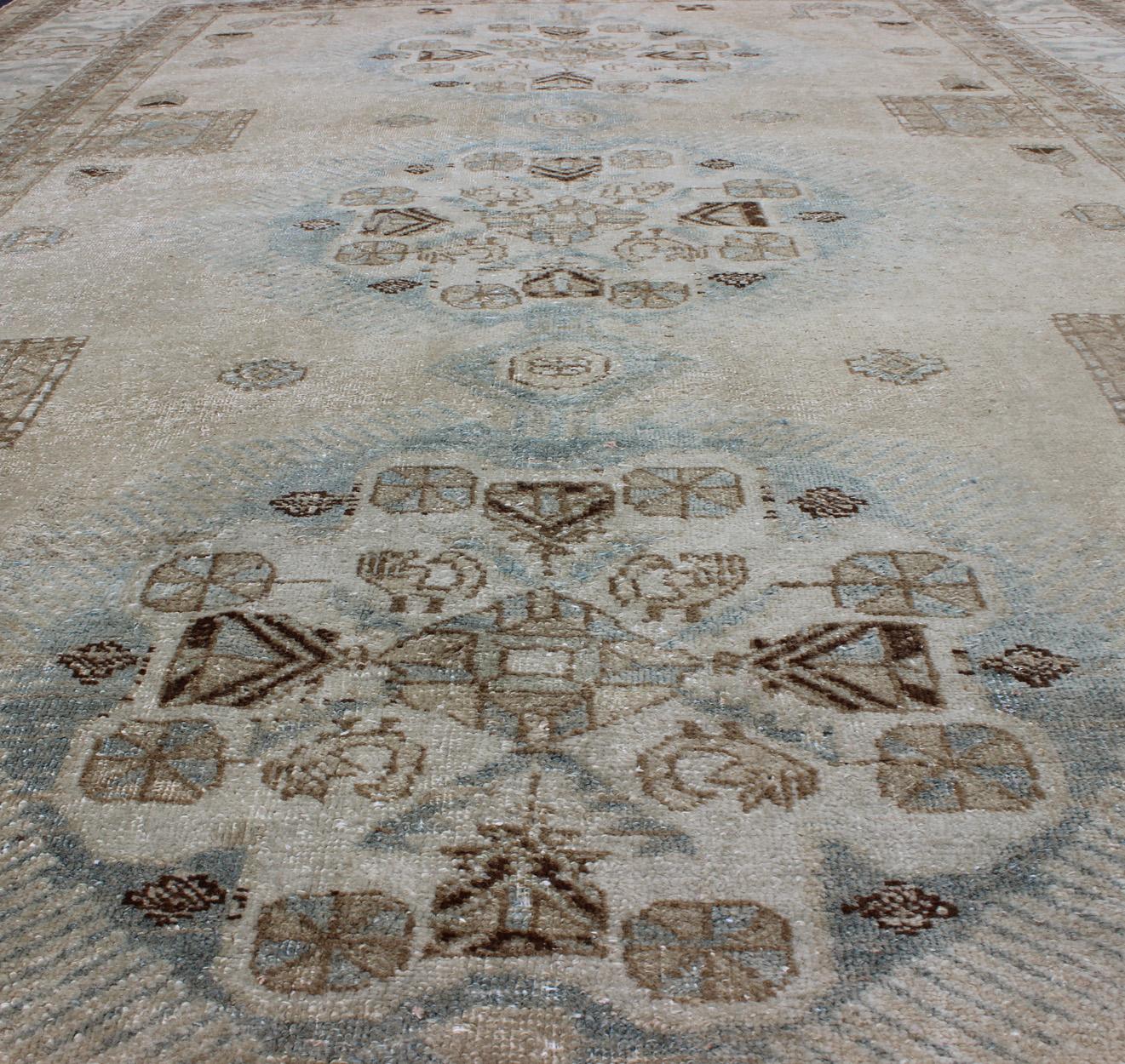 Antiker persischer Täbriz-Teppich mit drei Medaillons in gedämpften Erdtönen und L.Blau im Angebot 2