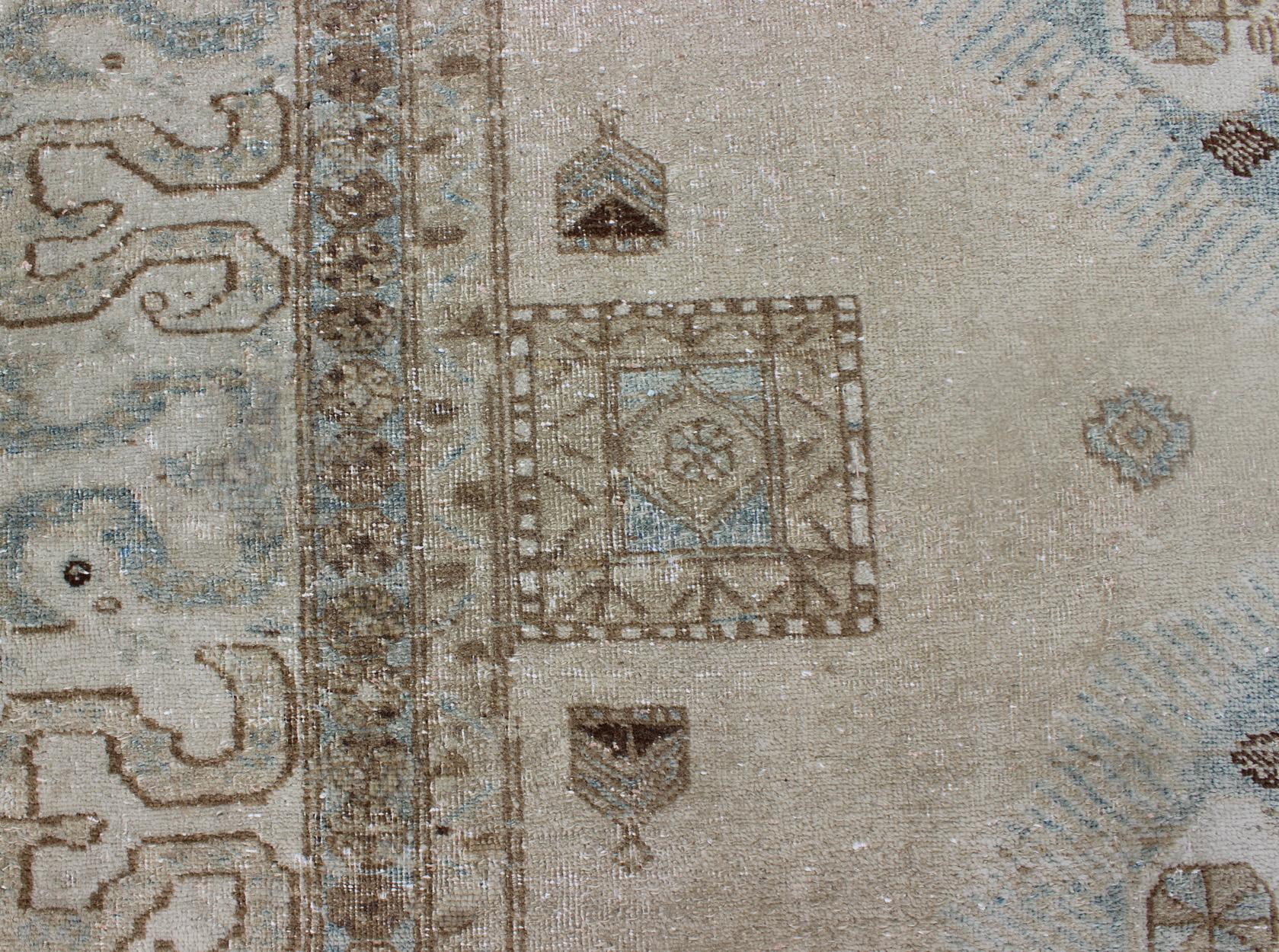Antiker persischer Täbriz-Teppich mit drei Medaillons in gedämpften Erdtönen und L.Blau im Angebot 3