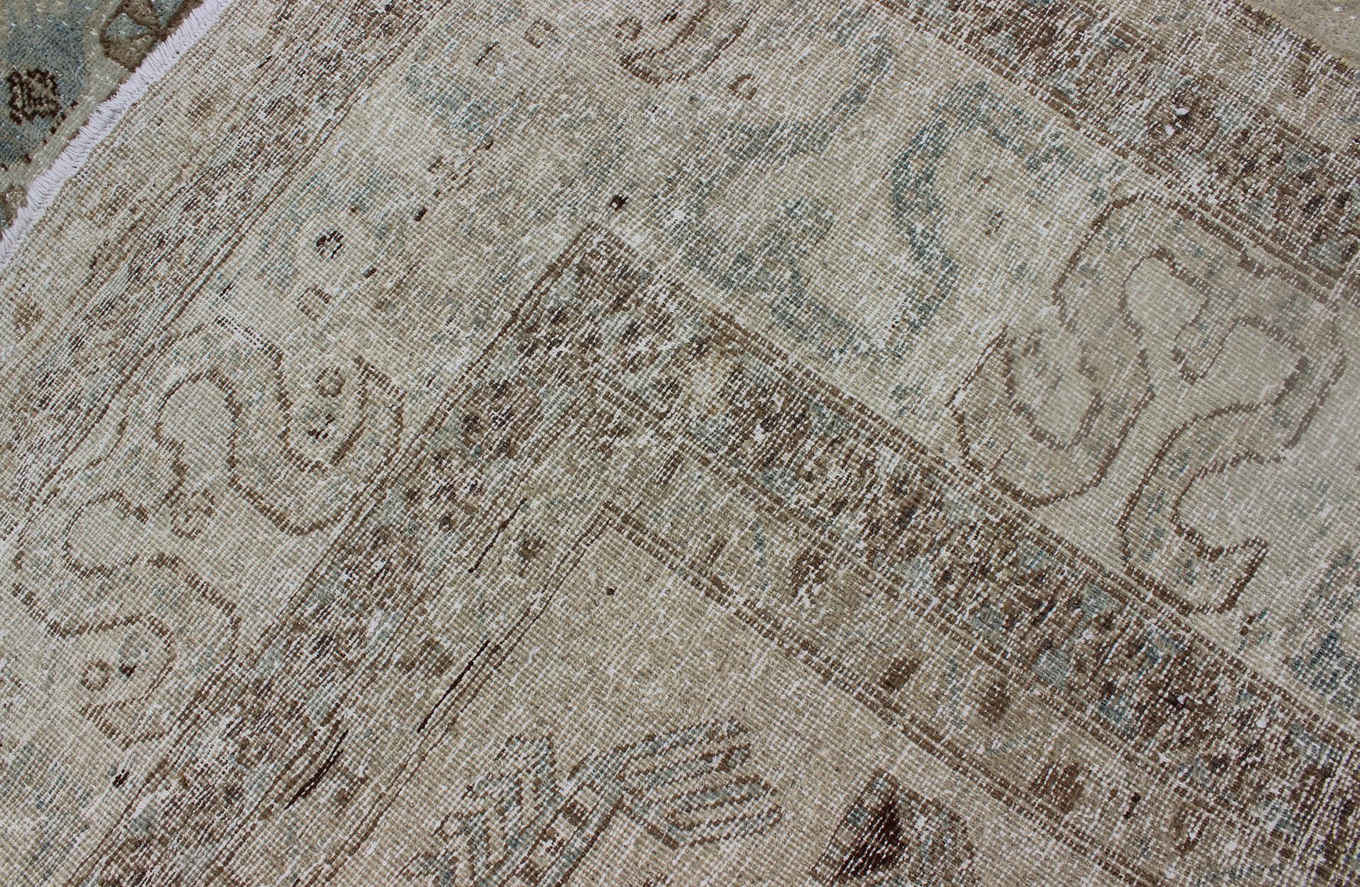Antiker persischer Täbriz-Teppich mit drei Medaillons in gedämpften Erdtönen und L.Blau im Angebot 5