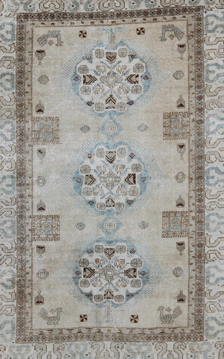 Antiker persischer Täbriz-Teppich mit drei Medaillons in gedämpften Erdtönen und L.Blau (Tabriz) im Angebot