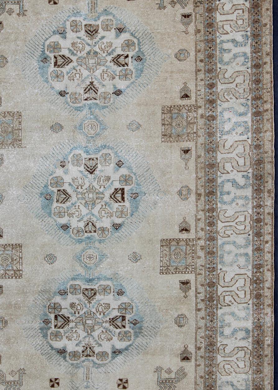 Antiker persischer Täbriz-Teppich mit drei Medaillons in gedämpften Erdtönen und L.Blau (Persisch) im Angebot