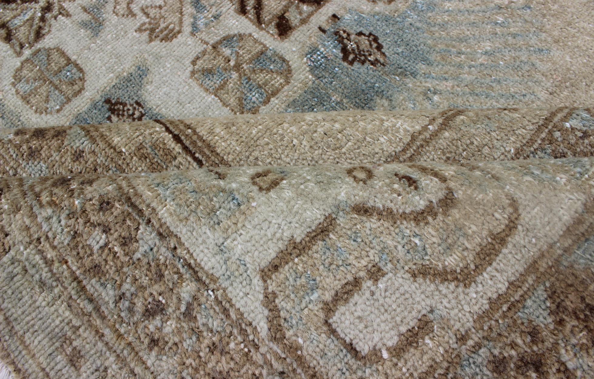 Tapis persan ancien de Tabriz avec trois médaillons dans des tons terreux sourds et bleu L. Bon état - En vente à Atlanta, GA