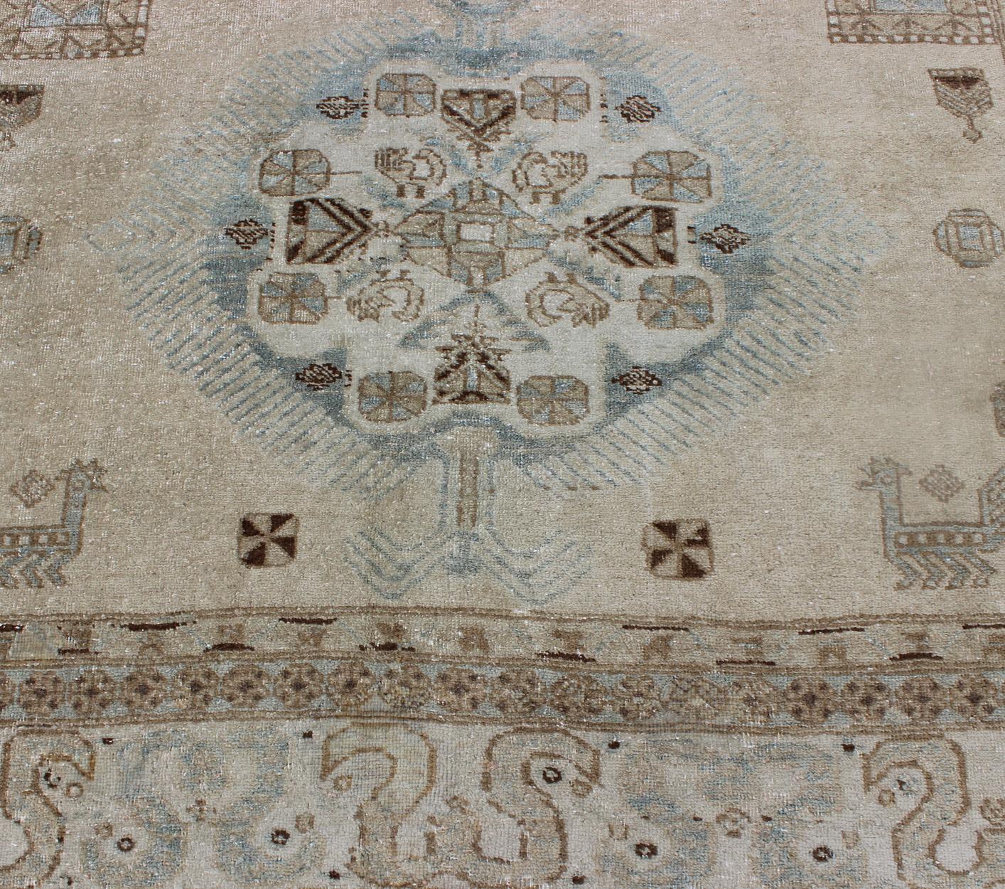 Antiker persischer Täbriz-Teppich mit drei Medaillons in gedämpften Erdtönen und L.Blau im Zustand „Gut“ im Angebot in Atlanta, GA