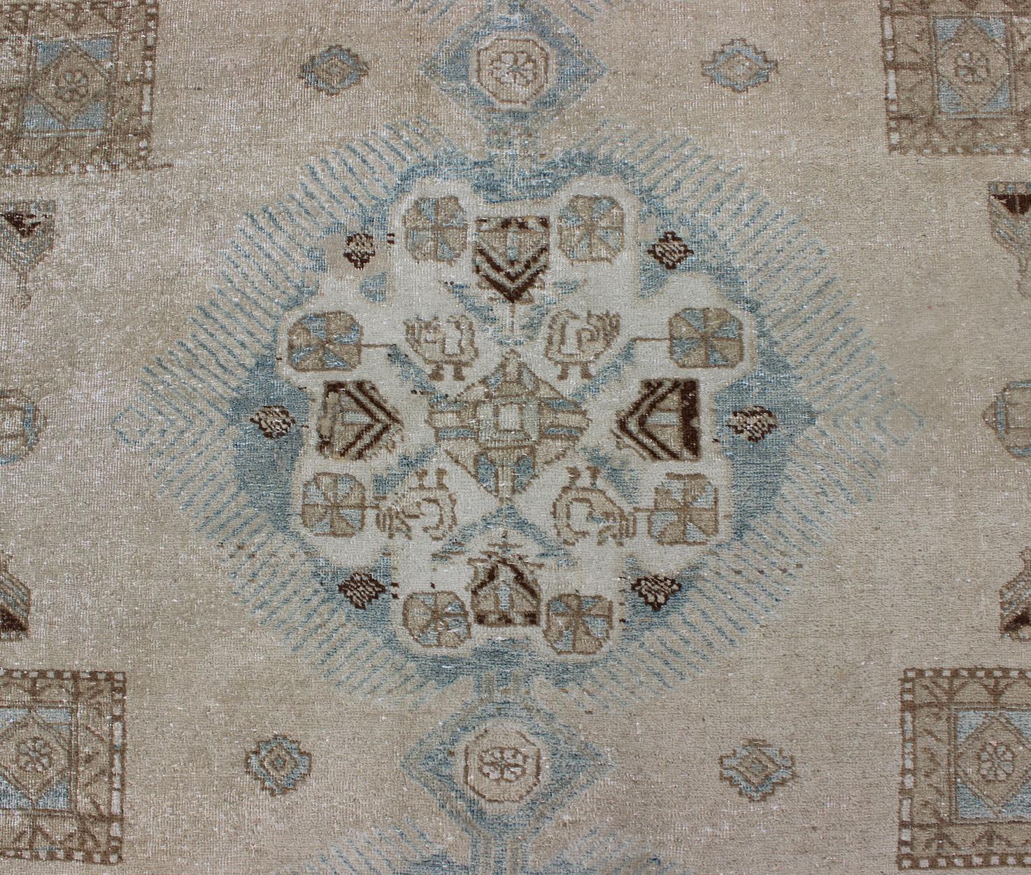 Antiker persischer Täbriz-Teppich mit drei Medaillons in gedämpften Erdtönen und L.Blau (Mitte des 20. Jahrhunderts) im Angebot
