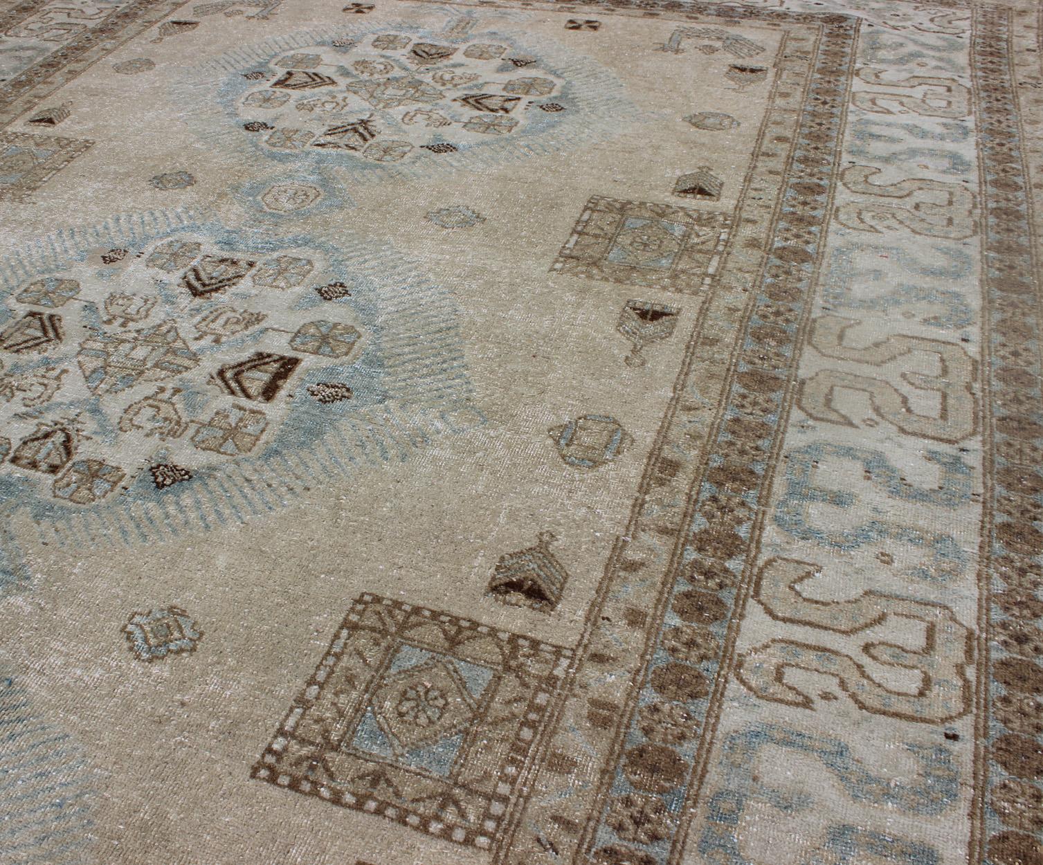 Antiker persischer Täbriz-Teppich mit drei Medaillons in gedämpften Erdtönen und L.Blau (Wolle) im Angebot