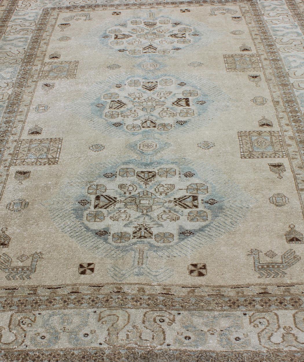 Antiker persischer Täbriz-Teppich mit drei Medaillons in gedämpften Erdtönen und L.Blau im Angebot 1