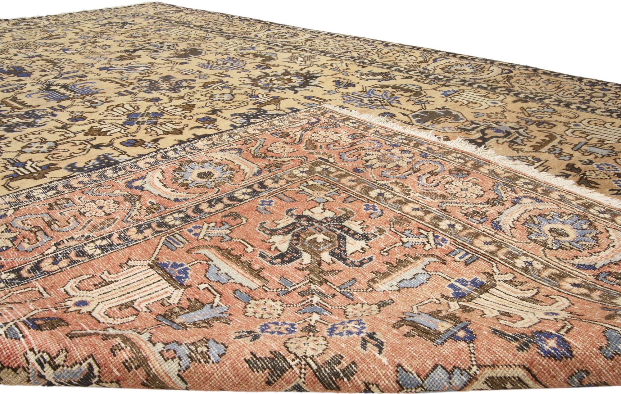 20ième siècle Tapis persan ancien de Tabriz de style traditionnel en vente