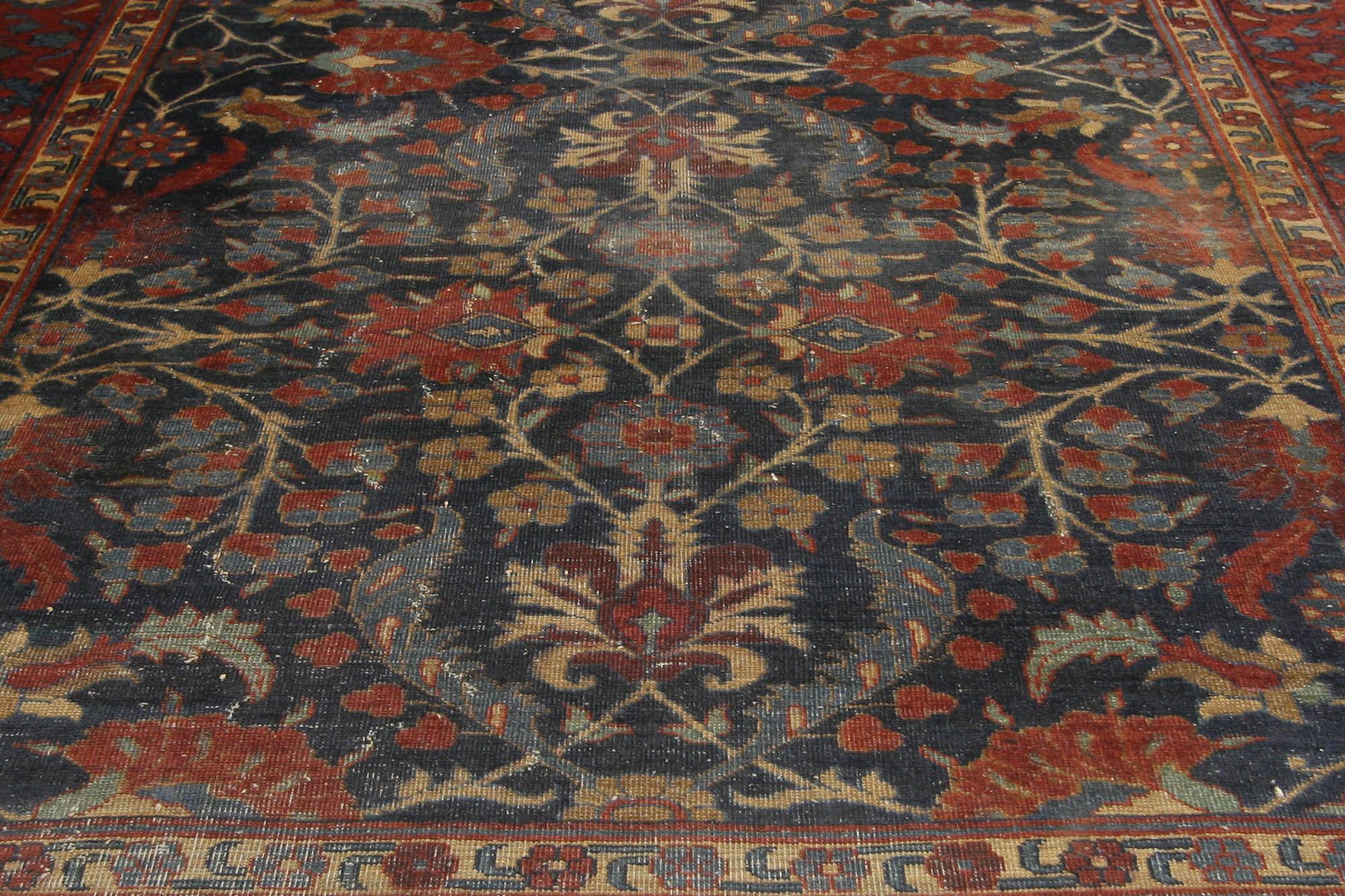 Tappeto Tabriz persiano antico con stile tradizionale In condizioni deteriorate in vendita a Dallas, TX