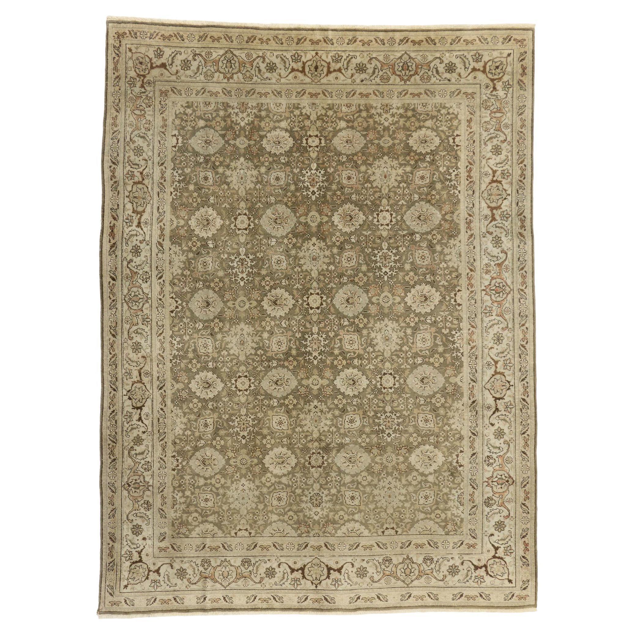 Tapis persan ancien de Tabriz de style traditionnel aux couleurs terreuses chaudes en vente