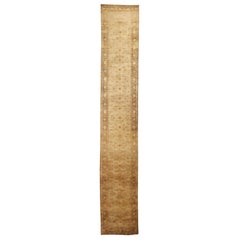 Tapis de course persan antique Tabriz avec détails de fleurs brunes et blanches
