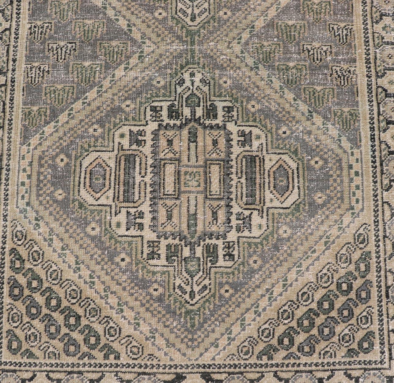 Tapis de couloir persan ancien de Tabriz avec médaillons géométriques complexes 2'8