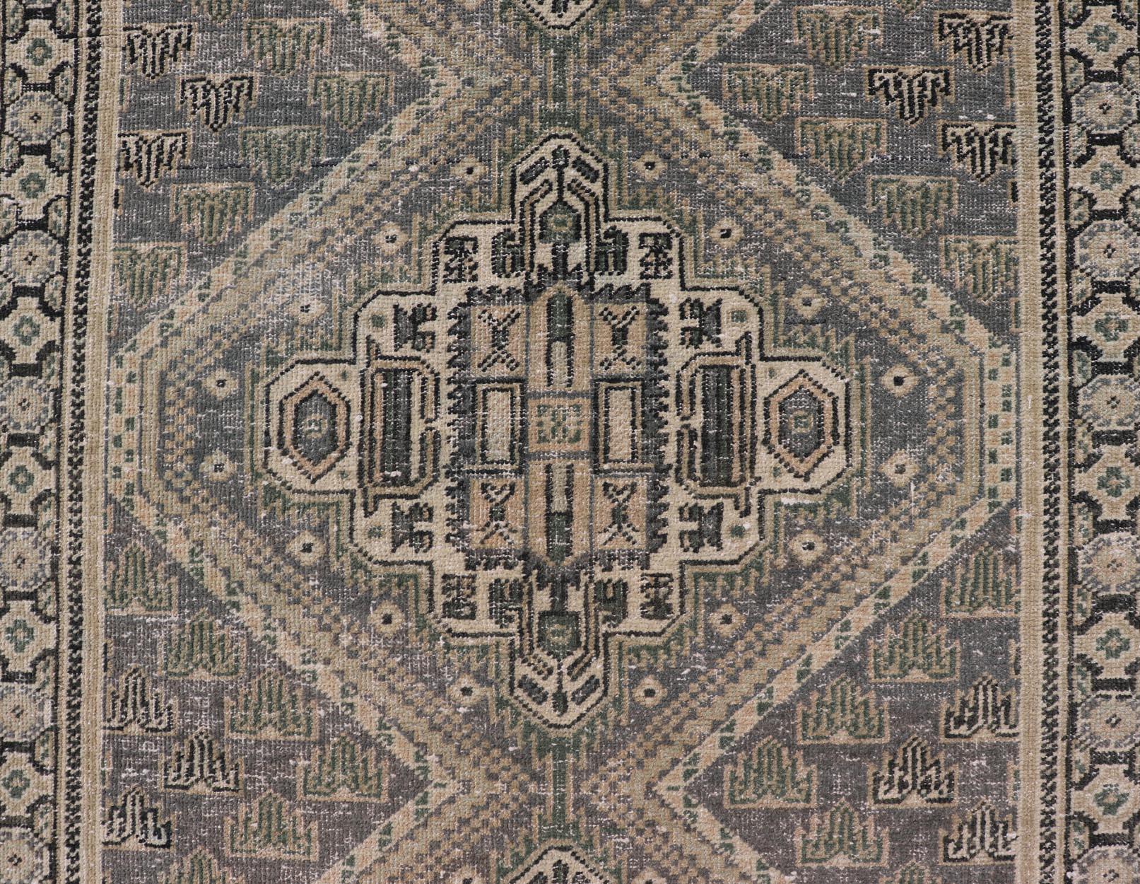Tapis de couloir persan ancien de Tabriz avec médaillons géométriques complexes 2'8