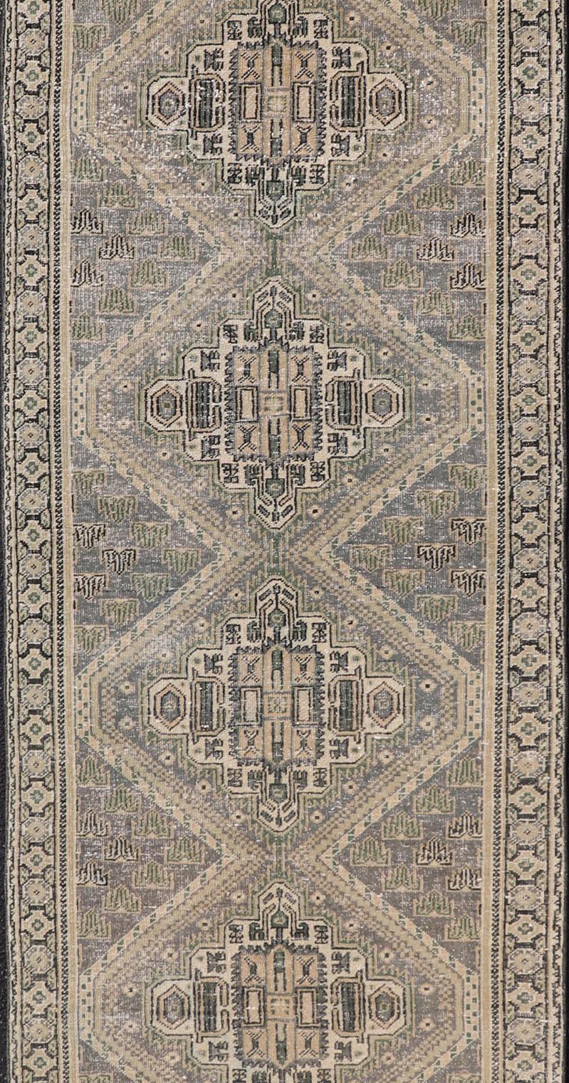 Noué à la main Tapis de couloir persan ancien de Tabriz avec médaillons géométriques complexes 2'8