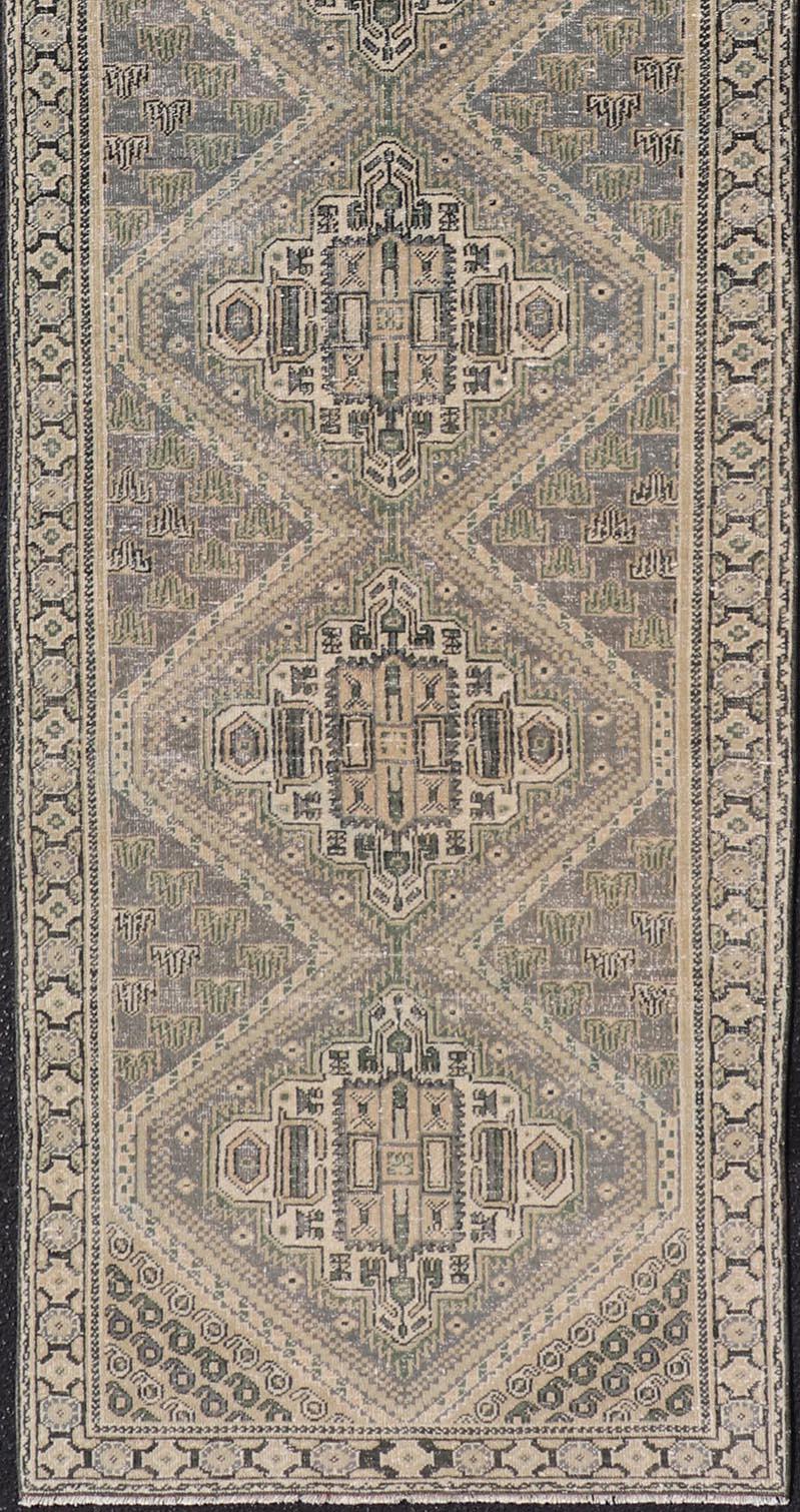 Tapis de couloir persan ancien de Tabriz avec médaillons géométriques complexes 2'8