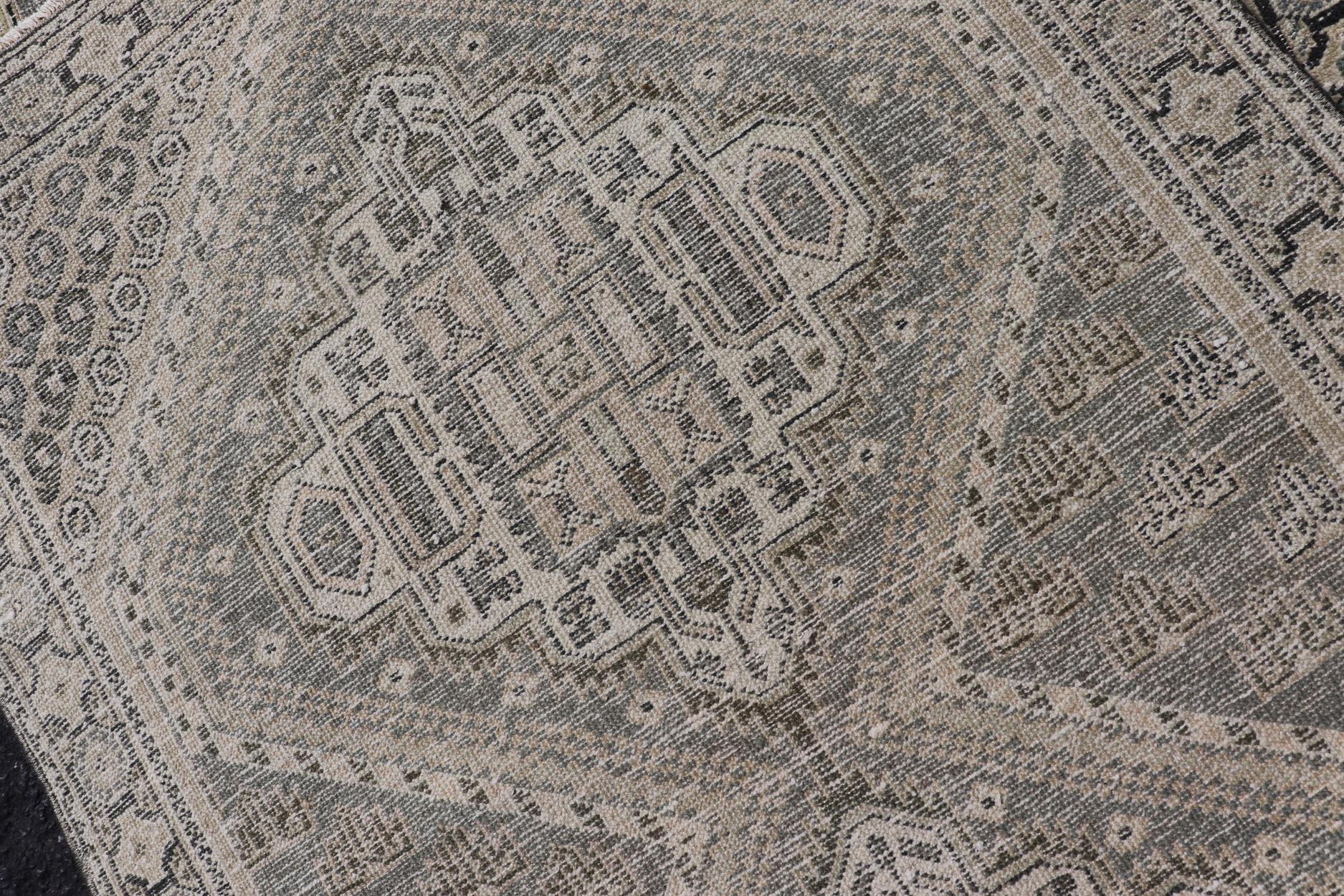 20ième siècle Tapis de couloir persan ancien de Tabriz avec médaillons géométriques complexes 2'8