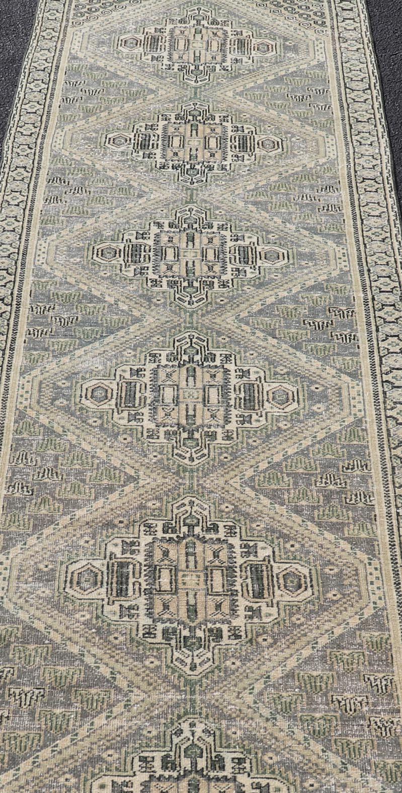 Tapis de couloir persan ancien de Tabriz avec médaillons géométriques complexes 2'8