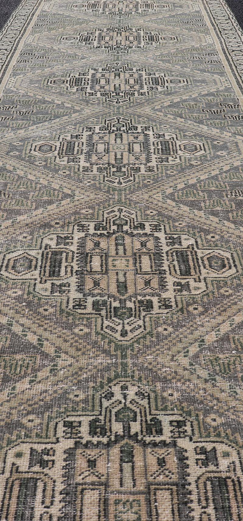 Tapis de couloir persan ancien de Tabriz avec médaillons géométriques complexes 2'8