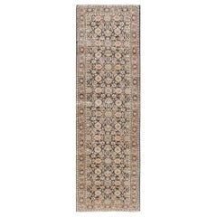Antiker persischer Tabriz-Läufer mit verschnörkeltem floralem Design in erdigen Tönen