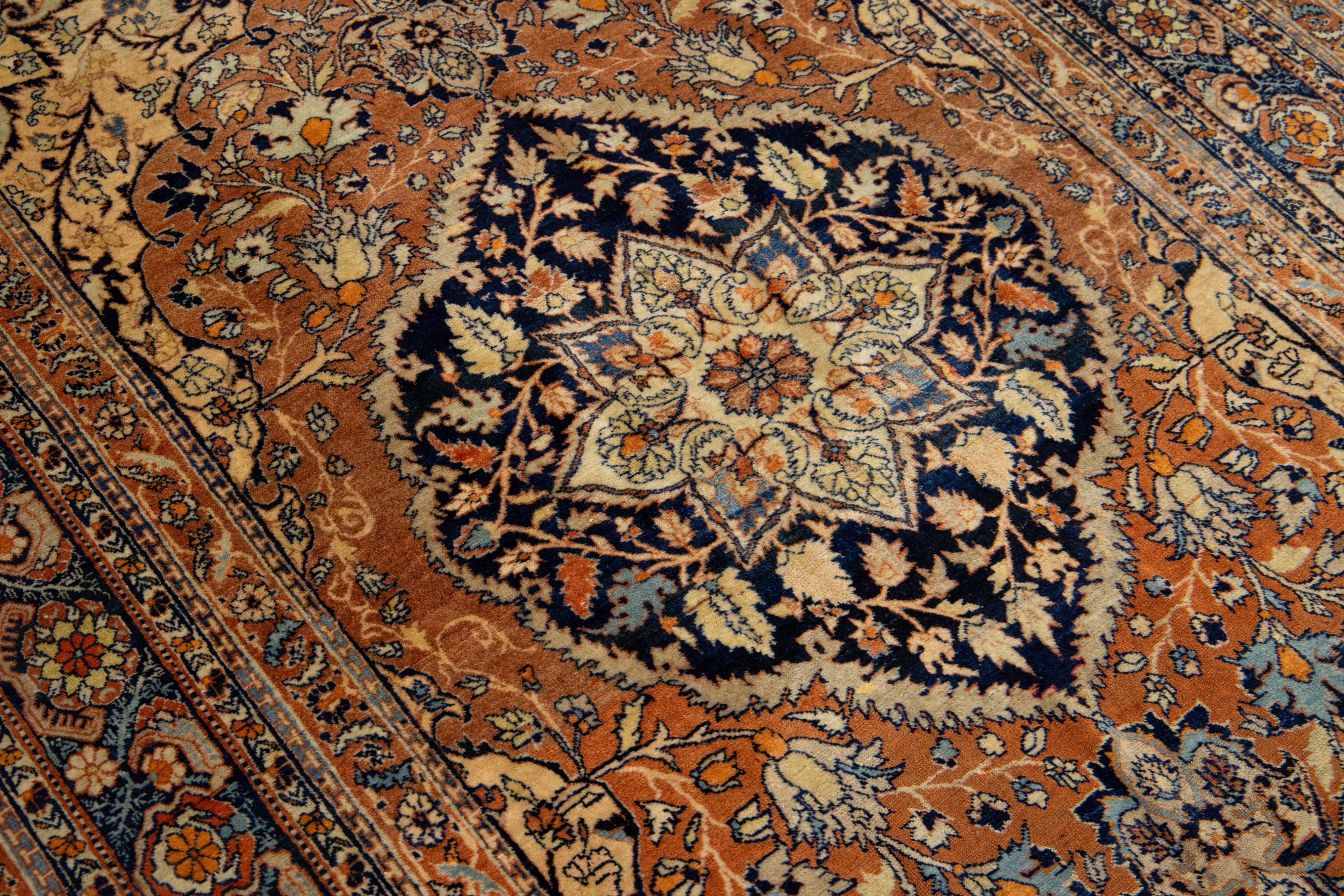 Laine Tapis persan antique en laine Tabriz Rust avec design classique en médaillon en vente