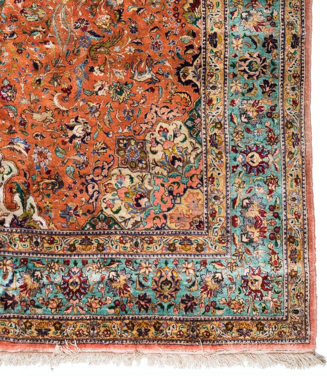 Antiker persischer rostgrüner Tabriz-Seidenteppich mit Vögeln und Tieren:: um 1940 (Persisch) im Angebot