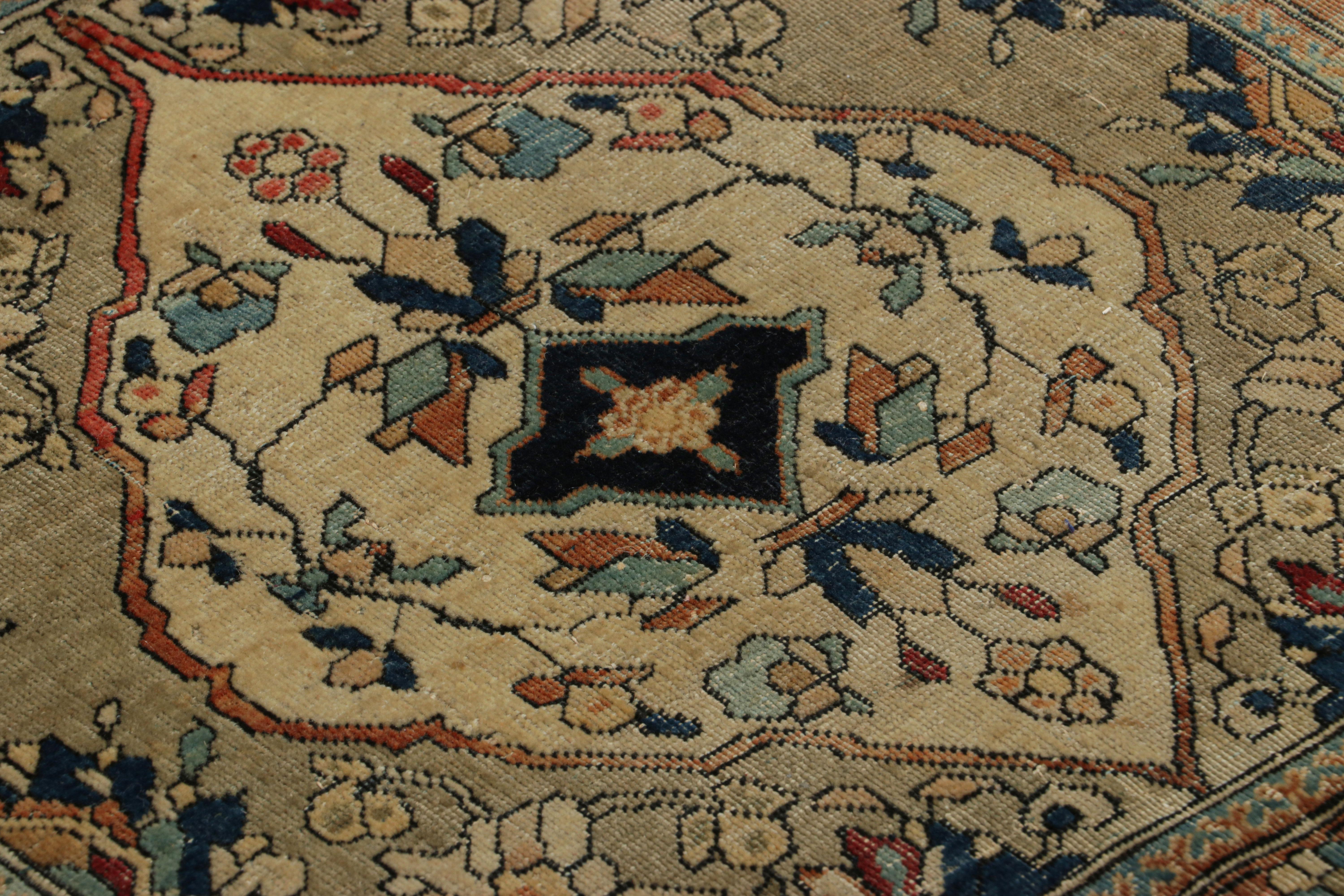 Realizzato in lana annodata a mano intorno al 1920-1930, questo antico tappeto persiano Tabriz 2x2 è un'audace novità della Rug & Kilim Collection, caratterizzata da motivi geometrici-floreali e medaglioni in toni colorati.

Sul design: 

Un