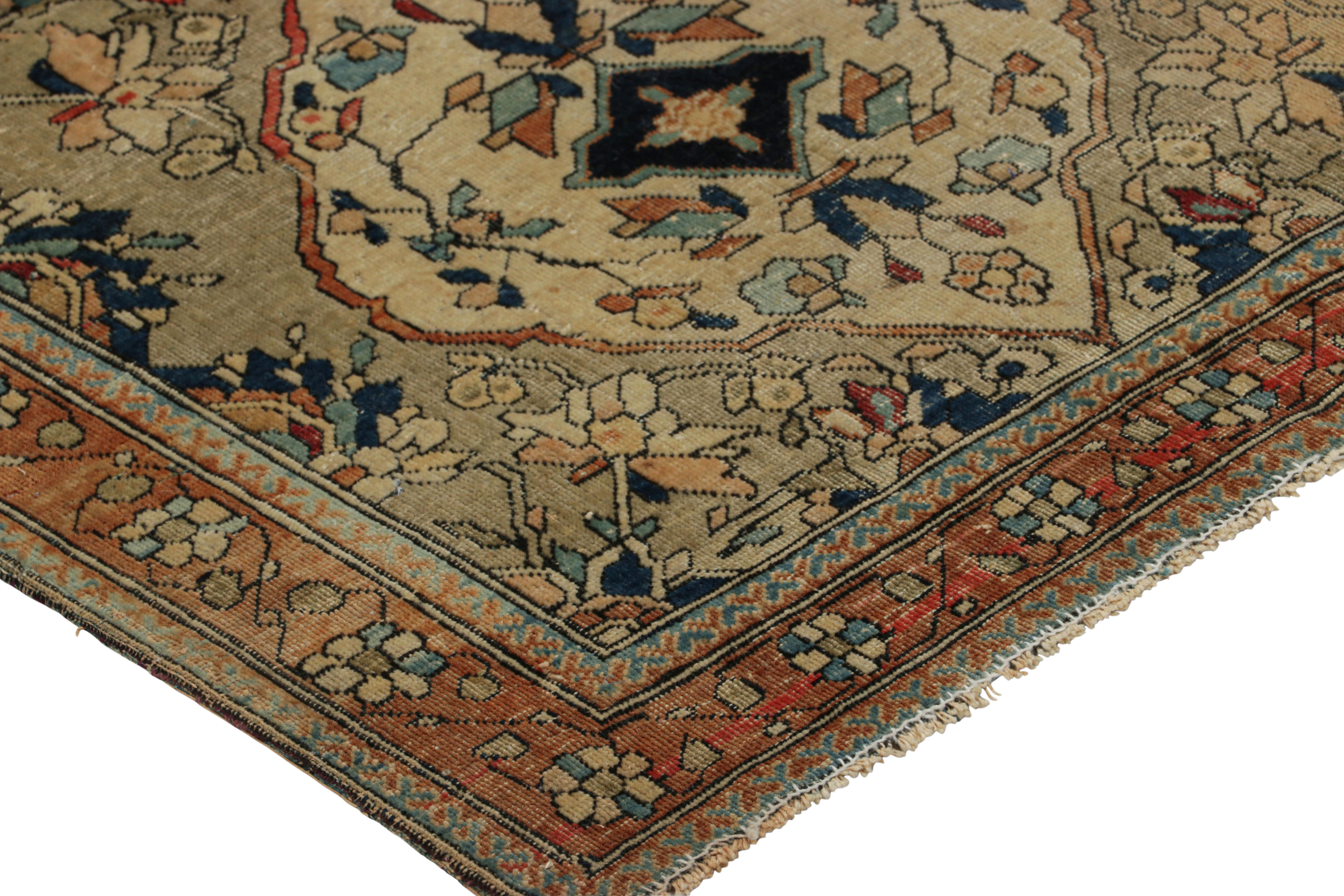 Inizio XX secolo Antico tappeto persiano Tabriz quadrato in beige-marrone con medaglione  Rug & Kilim in vendita