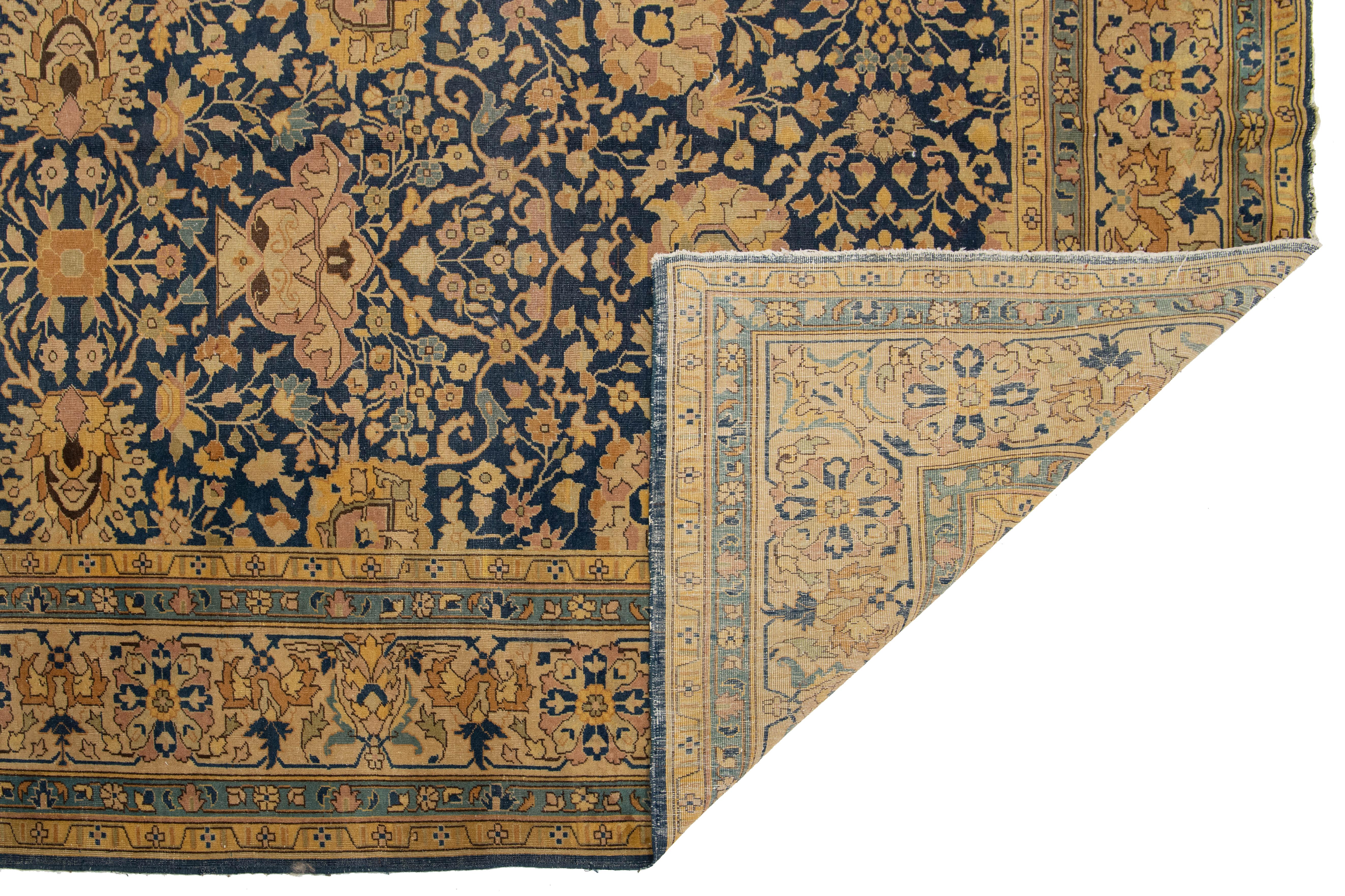 Antiker persischer quadratischer Täbris-Wollteppich in Blau mit Blumenmuster aus Täbris (Tabriz) im Angebot