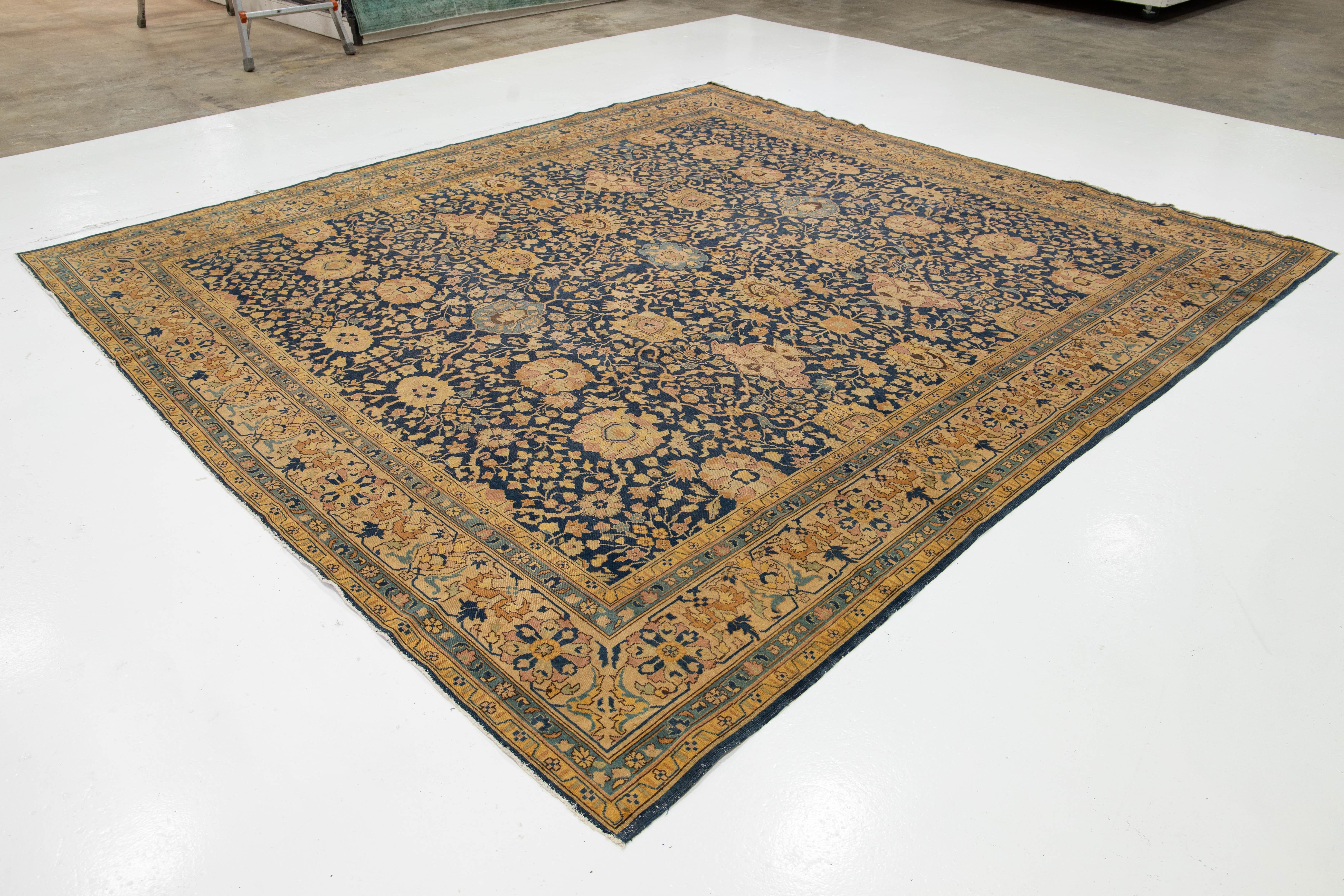 Antiker persischer quadratischer Täbris-Wollteppich in Blau mit Blumenmuster aus Täbris (Persisch) im Angebot