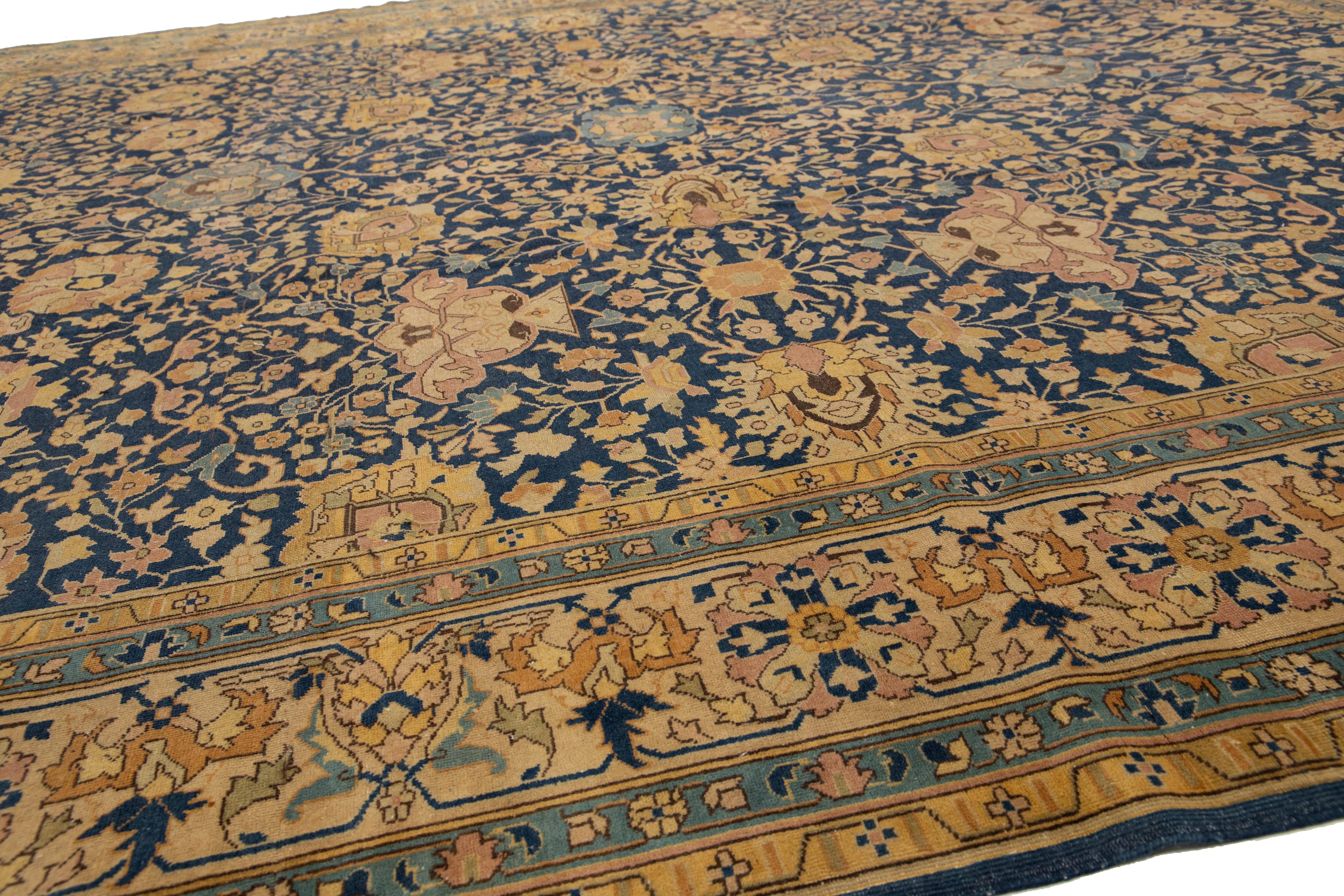 Antiker persischer quadratischer Täbris-Wollteppich in Blau mit Blumenmuster aus Täbris (Handgeknüpft) im Angebot